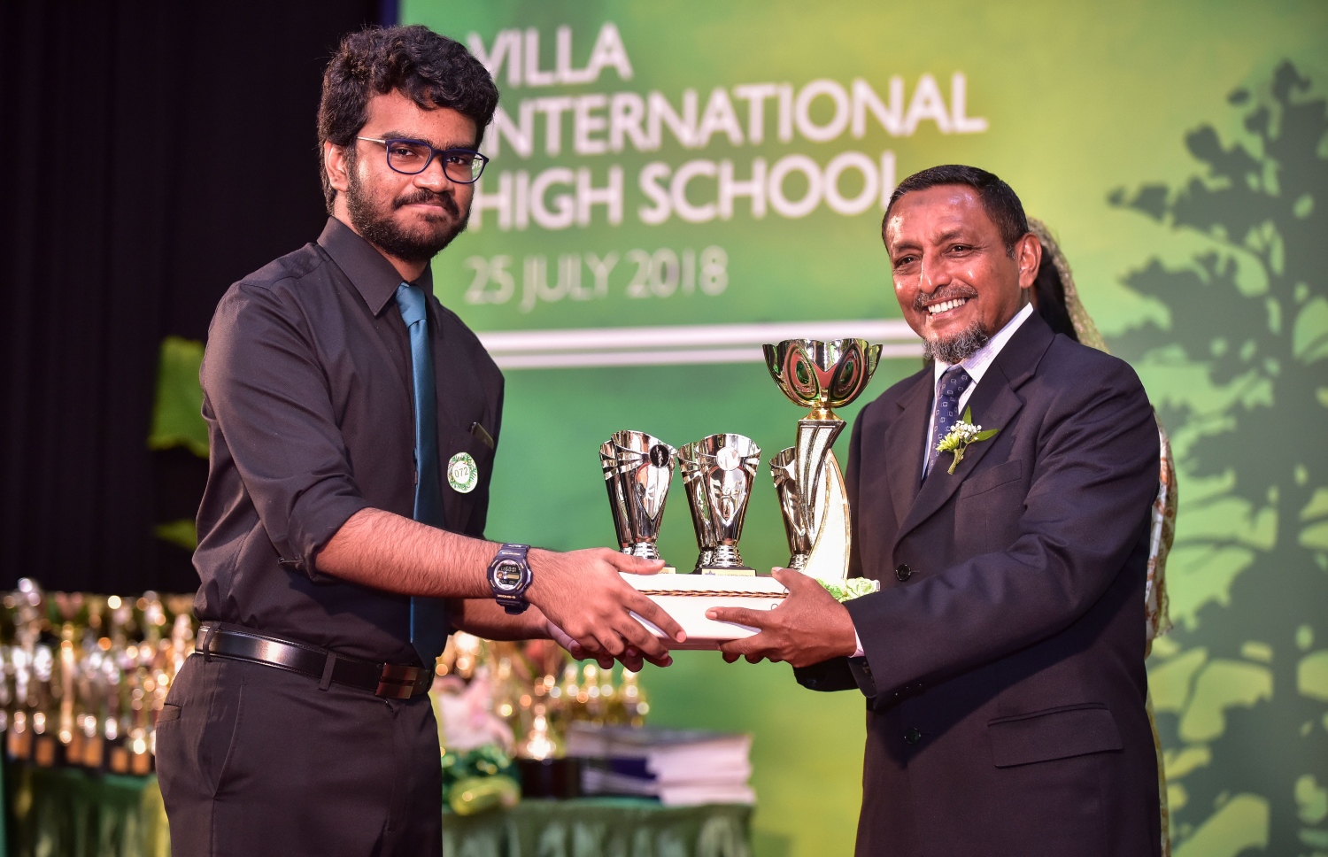 މާލެ: ޖުލައި 25، 2018: ވިލާ ހައި ސްކޫލުގެ މިދިޔަ އަހަރުގެ އިނާމު ދިނުމުގެ ޖަލްސާގައި، ވިލާ ފައުންޑޭޝަންގެ އެގްޒެކެޓިވް ޑިރެކްޓަރު މުހައްމަދު ހަމީދު، ދަރިވަރަކަށް އެވޯޑު ހަވާލުކޮށްދެއްވަނީ.--ފޮޓޯ: ނިޝާން އަލީ/މިހާރު