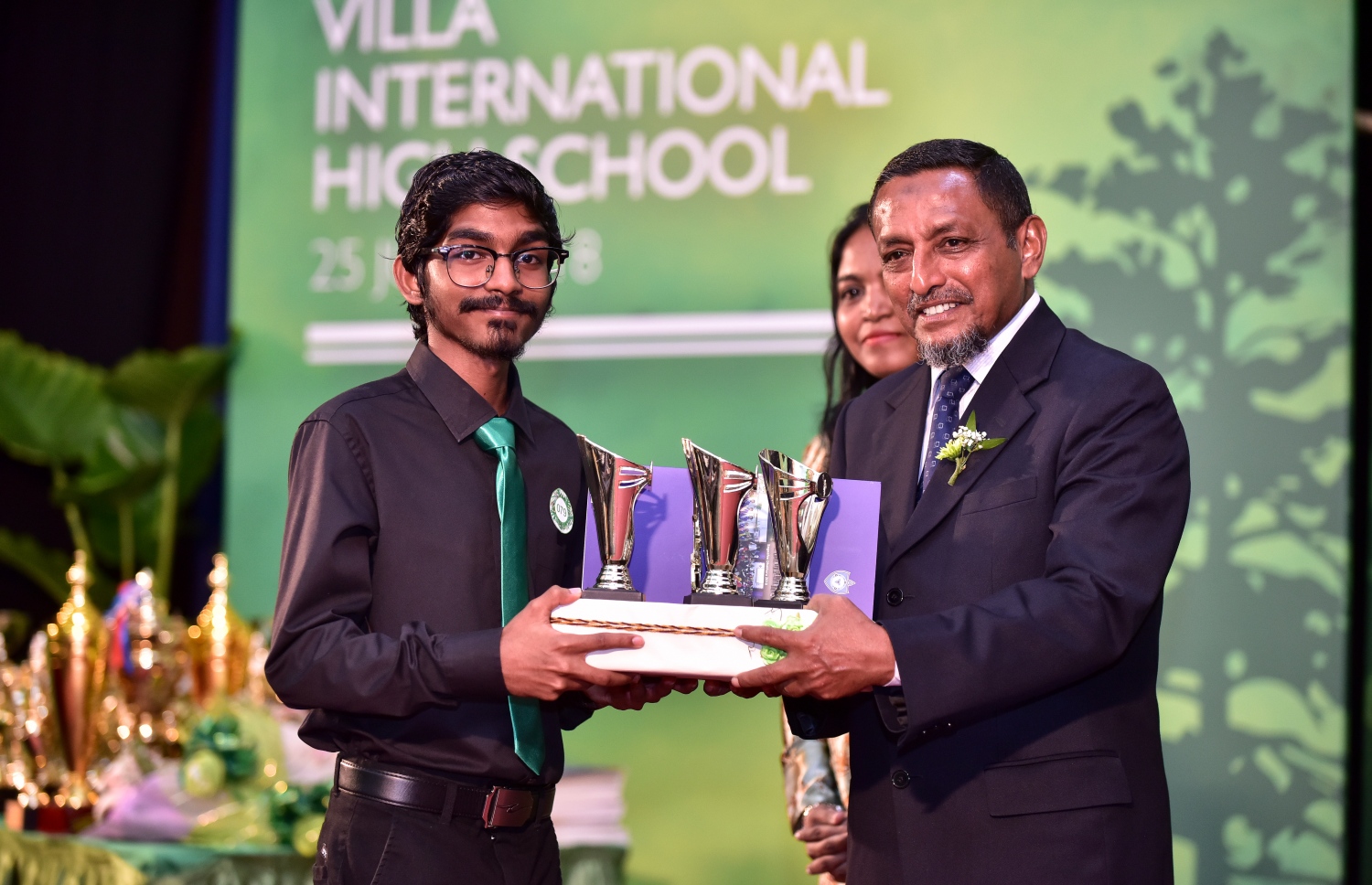 މާލެ: ޖުލައި 25، 2018: ވިލާ ހައި ސްކޫލުގެ މިދިޔަ އަހަރުގެ އިނާމު ދިނުމުގެ ޖަލްސާގައި، ވިލާ ފައުންޑޭޝަންގެ އެގްޒެކެޓިވް ޑިރެކްޓަރު މުހައްމަދު ހަމީދު، ދަރިވަރަކަށް އެވޯޑު ހަވާލުކޮށްދެއްވަނީ.--ފޮޓޯ: ނިޝާން އަލީ/މިހާރު