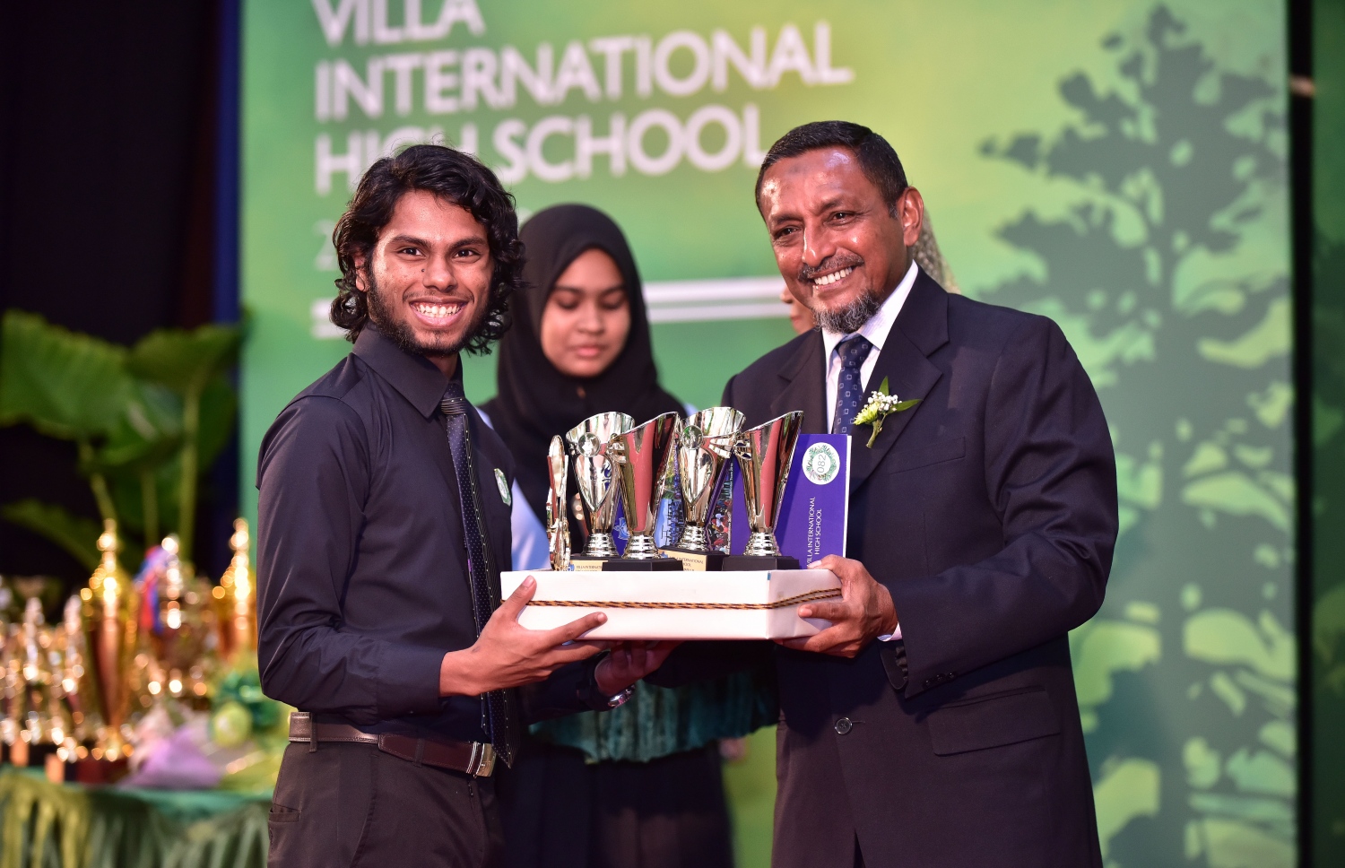 މާލެ: ޖުލައި 25، 2018: ވިލާ ހައި ސްކޫލުގެ މިދިޔަ އަހަރުގެ އިނާމު ދިނުމުގެ ޖަލްސާގައި، ވިލާ ފައުންޑޭޝަންގެ އެގްޒެކެޓިވް ޑިރެކްޓަރު މުހައްމަދު ހަމީދު، ދަރިވަރަކަށް އެވޯޑު ހަވާލުކޮށްދެއްވަނީ.--ފޮޓޯ: ނިޝާން އަލީ/މިހާރު