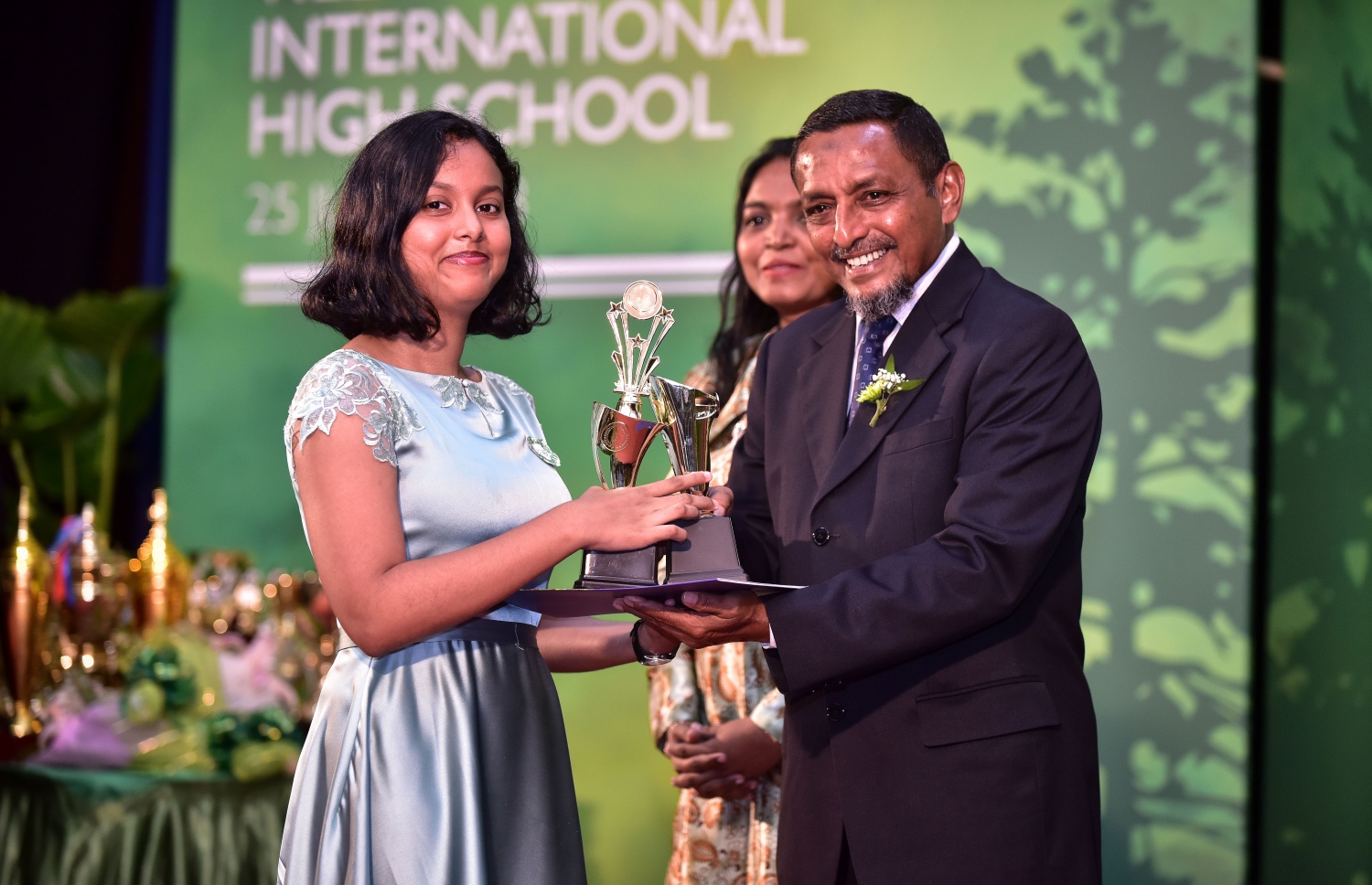 މާލެ: ޖުލައި 25، 2018: ވިލާ ހައި ސްކޫލުގެ މިދިޔަ އަހަރުގެ އިނާމު ދިނުމުގެ ޖަލްސާގައި، ވިލާ ފައުންޑޭޝަންގެ އެގްޒެކެޓިވް ޑިރެކްޓަރު މުހައްމަދު ހަމީދު، ދަރިވަރަކަށް އެވޯޑު ހަވާލުކޮށްދެއްވަނީ.--ފޮޓޯ: ނިޝާން އަލީ/މިހާރު