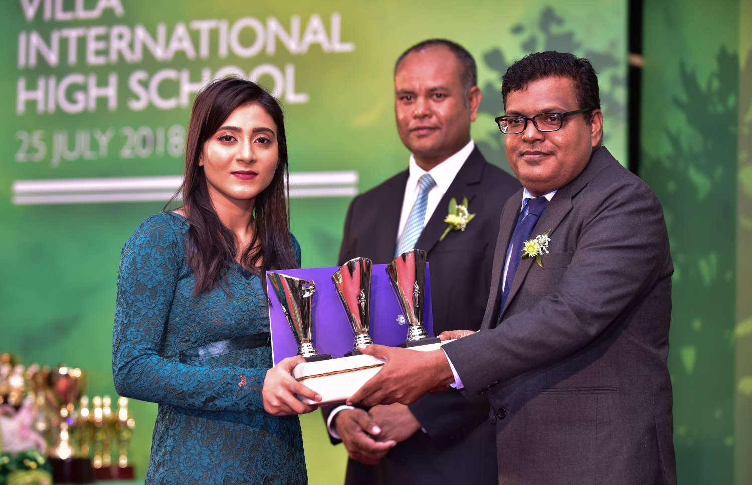 މާލެ: ޖުލައި 25، 2018: ވިލާ ހައި ސްކޫލުގެ މިދިޔަ އަހަރުގެ އިނާމު ދިނުމުގެ ޖަލްސާގައި، ވިލާ ކޮލެޖުގެ ޑެޕިއުޓީ ވައިސް ރެކްޓާ ޑރ. ސޯދިގު ، ދަރިވަރަކަށް އެވޯޑު ހަވާލުކޮށްދެއްވަނީ .--ފޮޓޯ: ނިޝާން އަލީ/މިހާރު