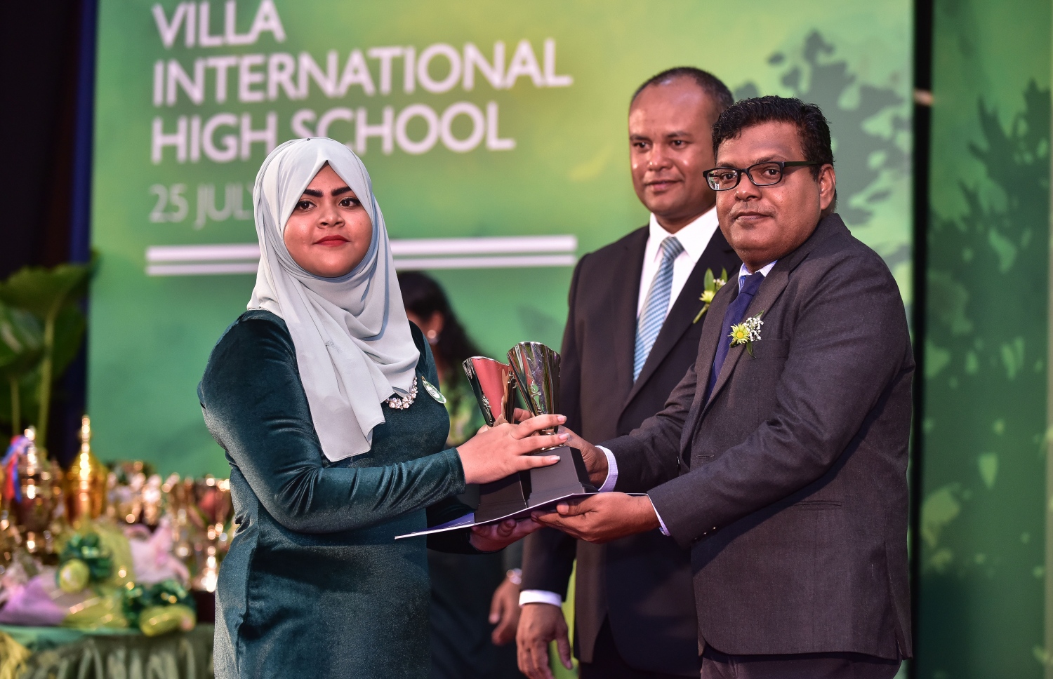 މާލެ: ޖުލައި 25، 2018: ވިލާ ހައި ސްކޫލުގެ މިދިޔަ އަހަރުގެ އިނާމު ދިނުމުގެ ޖަލްސާގައި، ވިލާ ކޮލެޖުގެ ޑެޕިއުޓީ ވައިސް ރެކްޓާ ޑރ. ސޯދިގު ، ދަރިވަރަކަށް އެވޯޑު ހަވާލުކޮށްދެއްވަނީ .--ފޮޓޯ: ނިޝާން އަލީ/މިހާރު