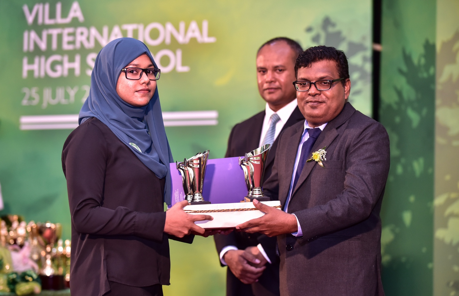 މާލެ: ޖުލައި 25، 2018: ވިލާ ހައި ސްކޫލުގެ މިދިޔަ އަހަރުގެ އިނާމު ދިނުމުގެ ޖަލްސާގައި، ވިލާ ކޮލެޖުގެ ޑެޕިއުޓީ ވައިސް ރެކްޓާ ޑރ. ސޯދިގު ، ދަރިވަރަކަށް އެވޯޑު ހަވާލުކޮށްދެއްވަނީ .--ފޮޓޯ: ނިޝާން އަލީ/މިހާރު