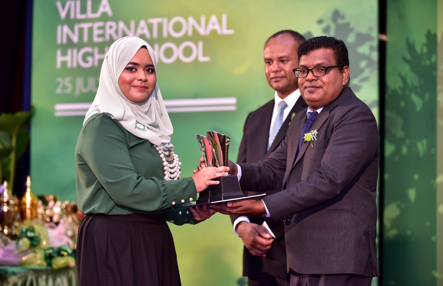 މާލެ: ޖުލައި 25، 2018: ވިލާ ހައި ސްކޫލުގެ މިދިޔަ އަހަރުގެ އިނާމު ދިނުމުގެ ޖަލްސާގައި، ވިލާ ކޮލެޖުގެ ޑެޕިއުޓީ ވައިސް ރެކްޓާ ޑރ. ސޯދިގު ، ދަރިވަރަކަށް އެވޯޑު ހަވާލުކޮށްދެއްވަނީ .--ފޮޓޯ: ނިޝާން އަލީ/މިހާރު