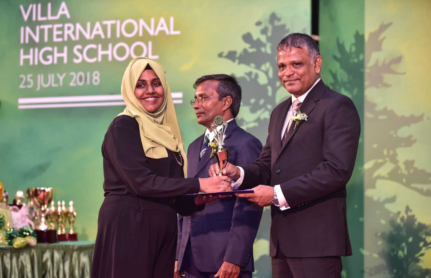 މާލެ: ޖުލައި 25، 2018: ވިލާ ހައި ސްކޫލުގެ މިދިޔަ އަހަރުގެ އިނާމު ދިނުމުގެ ޖަލްސާގައި، ވިލާ ކޮލެޖުގެ ކައުންސިލް މެމްބަރު ޑރ. ހަސަން، ދަރިވަރަކަށް އެވޯޑު ހަވާލުކޮށްދެއްވަނީ .--ފޮޓޯ: ނިޝާން އަލީ/މިހާރު