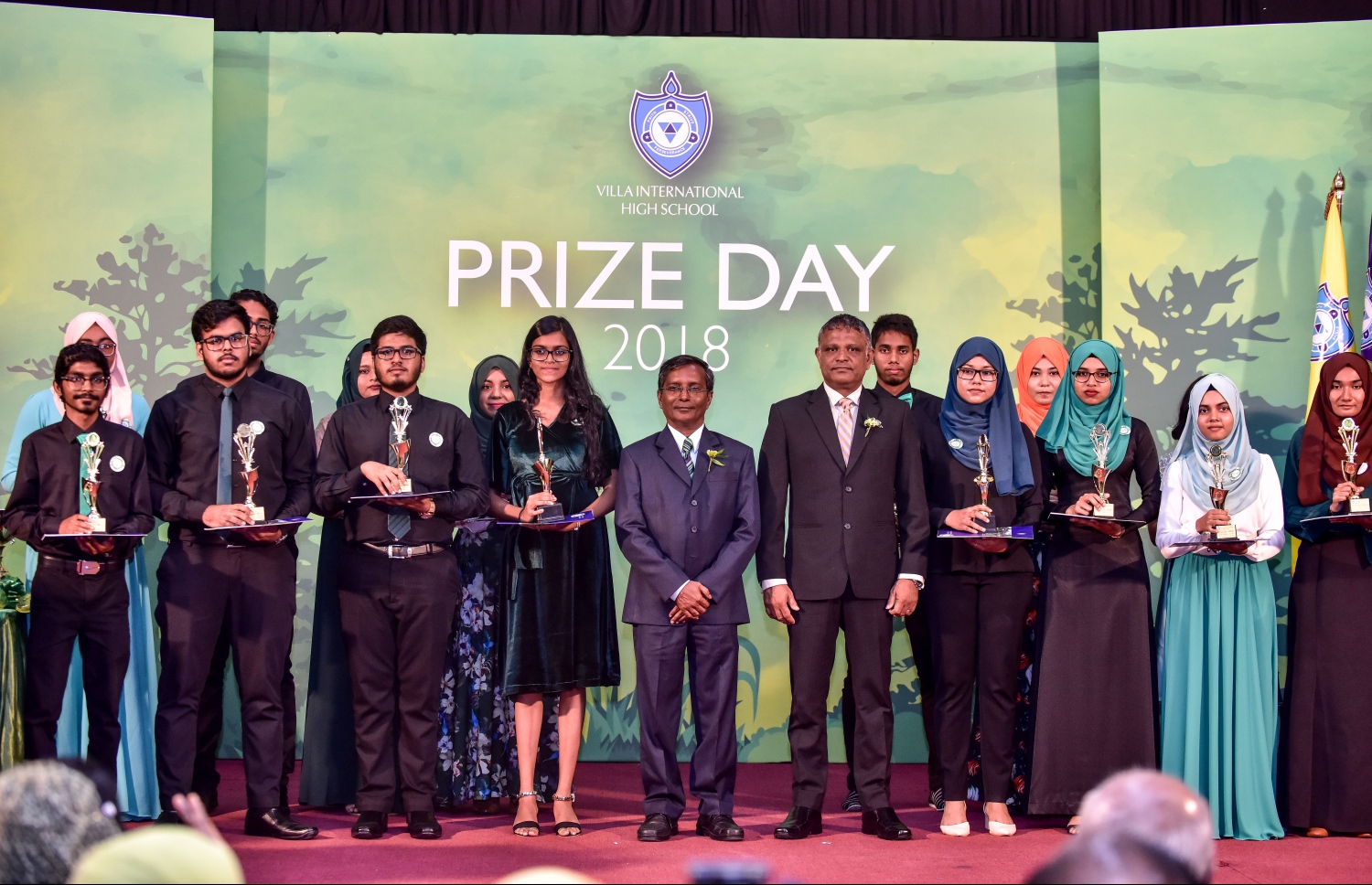 ވިލާ ހައި ސްކޫލުން 2018 ވަނަ އަހަރު ބޭއްވި އިނާމު ދިނުމުގެ ޖަލްސާގައި، އެވޯޑު ހޯދި ބައެއް ދަރިވަރުން ފޮޓޯއަކަށް ހުއްޓިލައިގެން.-- ފޮޓޯ: ނިޝާން އަލީ/ މިހާރު