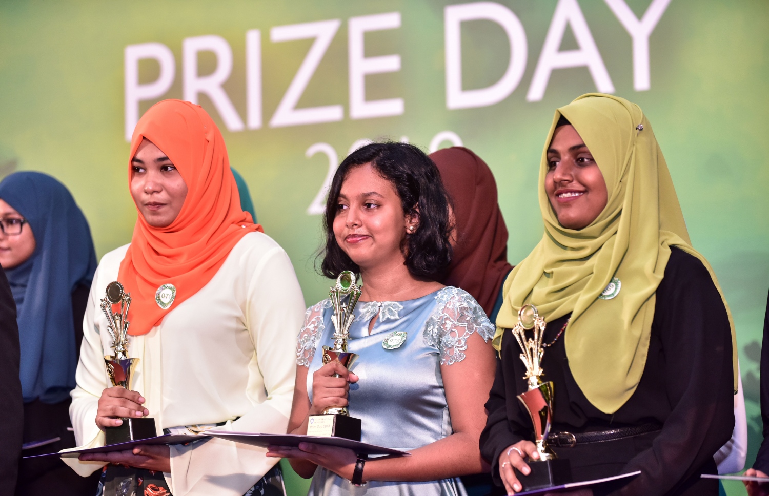 ވިލާ ހައި ސްކޫލުން މިއަދު ބޭއްވި، މިދިޔަ އަހަރުގެ އިނާމު ދިނުމުގެ ޖަލްސާގައި އެވޯޑު ހޯދި ބައެއް ދަރިވަރުން ފޮޓޯއަކަށް ހުއްޓިލައިގެން.-- ފޮޓޯ: ނިޝާން އަލީ/ މިހާރު