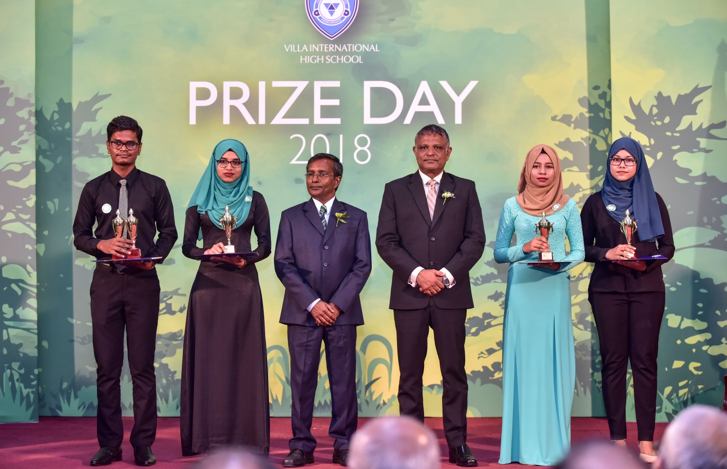 މާލެ: ޖުލައި 25، 2018: ވިލާ ކޮލެޖު ދަރިވަރުންގެ ދަސްވެނިވުމުގެ ރަސްމިއްޔާތުގެ ތެރެއިން: މިދިޔަ އަހަރު ހުރިހާ ގޮތަކުން އެންމެ މޮޅު ދަރިވަރަކަށް ހޮވުނީ އަހުމަދު ނާބިހު މުހައްމަދު ނައީމެވެ .--ފޮޓޯ: ނިޝާން އަލީ/މިހާރު