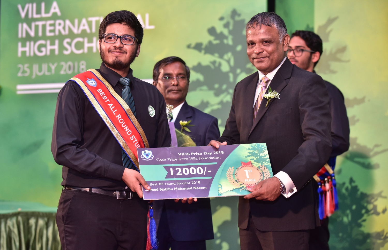 މާލެ: ޖުލައި 25، 2018: ވިލާ ހައި ސްކޫލުން މިދިޔަ އަހަރު އެންމެ މޮޅު ދަރިވަރުގެ މަގާމު ހޯދި ނާބިހަށް، ވިލާ ކޮލެޖުގެ ކައުންސިލް މެމްބަރު ޑރ. ހަސަން ފައިސާގެ އިނާމު ހަވާލުކޮށްދެއްވަނީ .--ފޮޓޯ: ނިޝާން އަލީ/މިހާރު