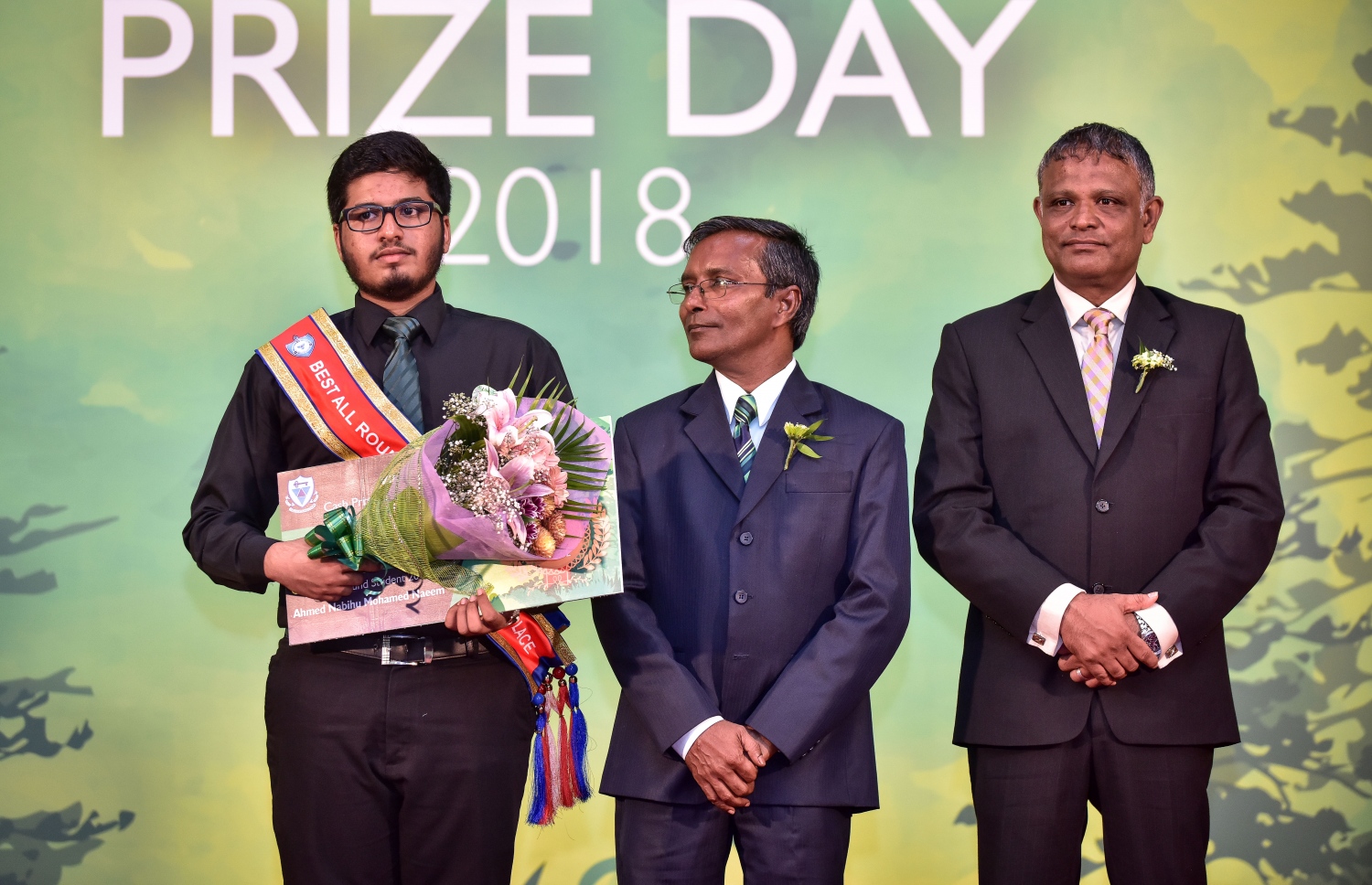 މާލެ: ޖުލައި 25، 2018: ވިލާ އިންޓަނޭޝަނަލް ހައި ސްކޫލް ދަރިވަރުންގެ ދަސްވެނިވުމުގެ ރަސްމިއްޔާތުގައި ވިލާ ހައި ސްކޫލުން މިދިޔަ އަހަރު އެންމެ މޮޅު ދަރިވަރުގެ މަގާމު ހޯދި ނާބިހު (ވ-1) ފޮޓޯއަކަށް ހުއްޓިލައިގެން .--ފޮޓޯ: ނިޝާން އަލީ/މިހާރު