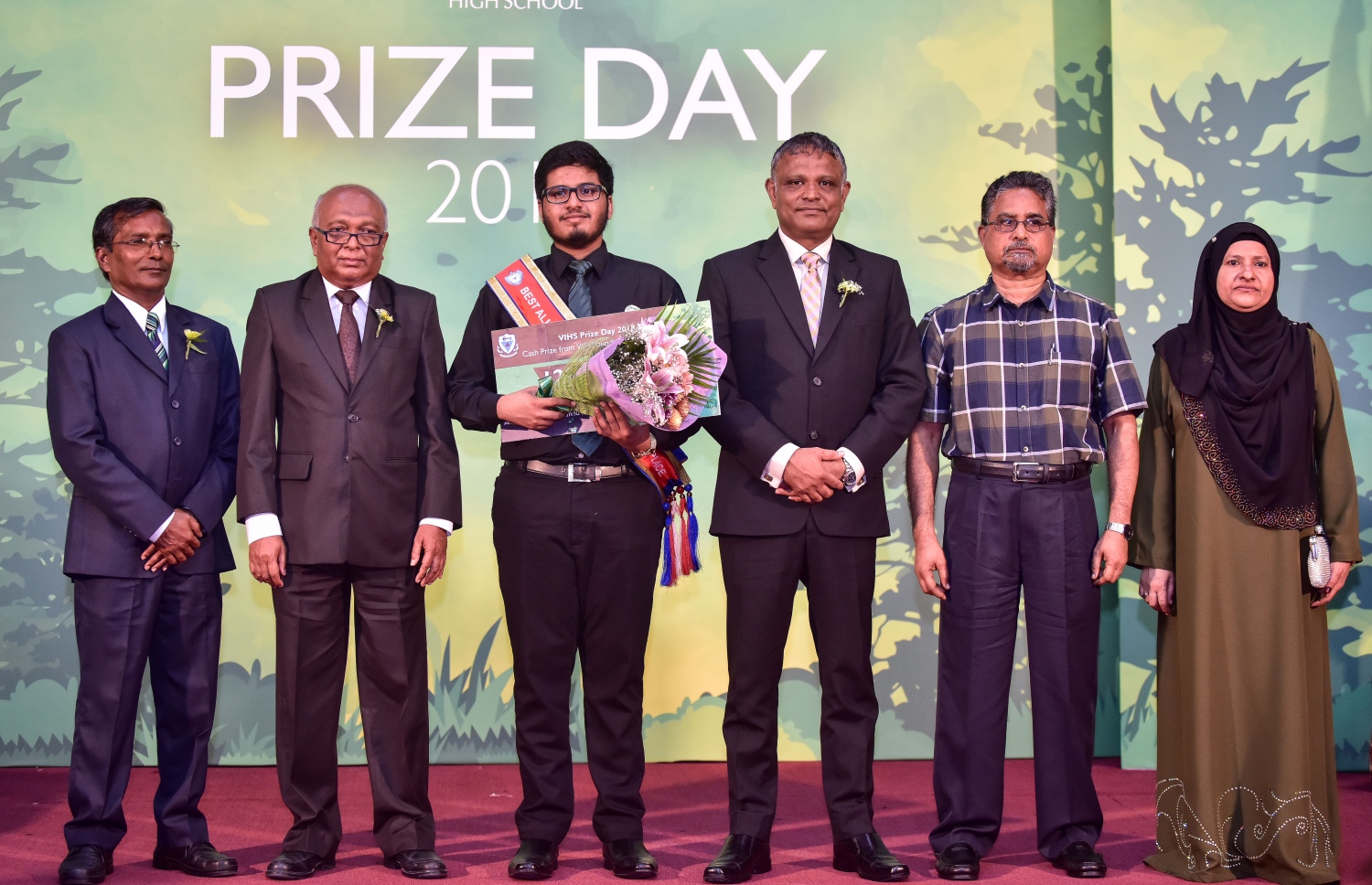 މާލެ: ޖުލައި 25، 2018: ވިލާ އިންޓަނޭޝަނަލް ހައި ސްކޫލް ދަރިވަރުންގެ ދަސްވެނިވުމުގެ ރަސްމިއްޔާތުގައި ވިލާ ހައި ސްކޫލުން މިދިޔަ އަހަރު އެންމެ މޮޅު ދަރިވަރުގެ މަގާމު ހޯދި ނާބިހު (ވ-3) ފޮޓޯއަކަށް ހުއްޓިލައިގެން .--ފޮޓޯ: ނިޝާން އަލީ/މިހާރު