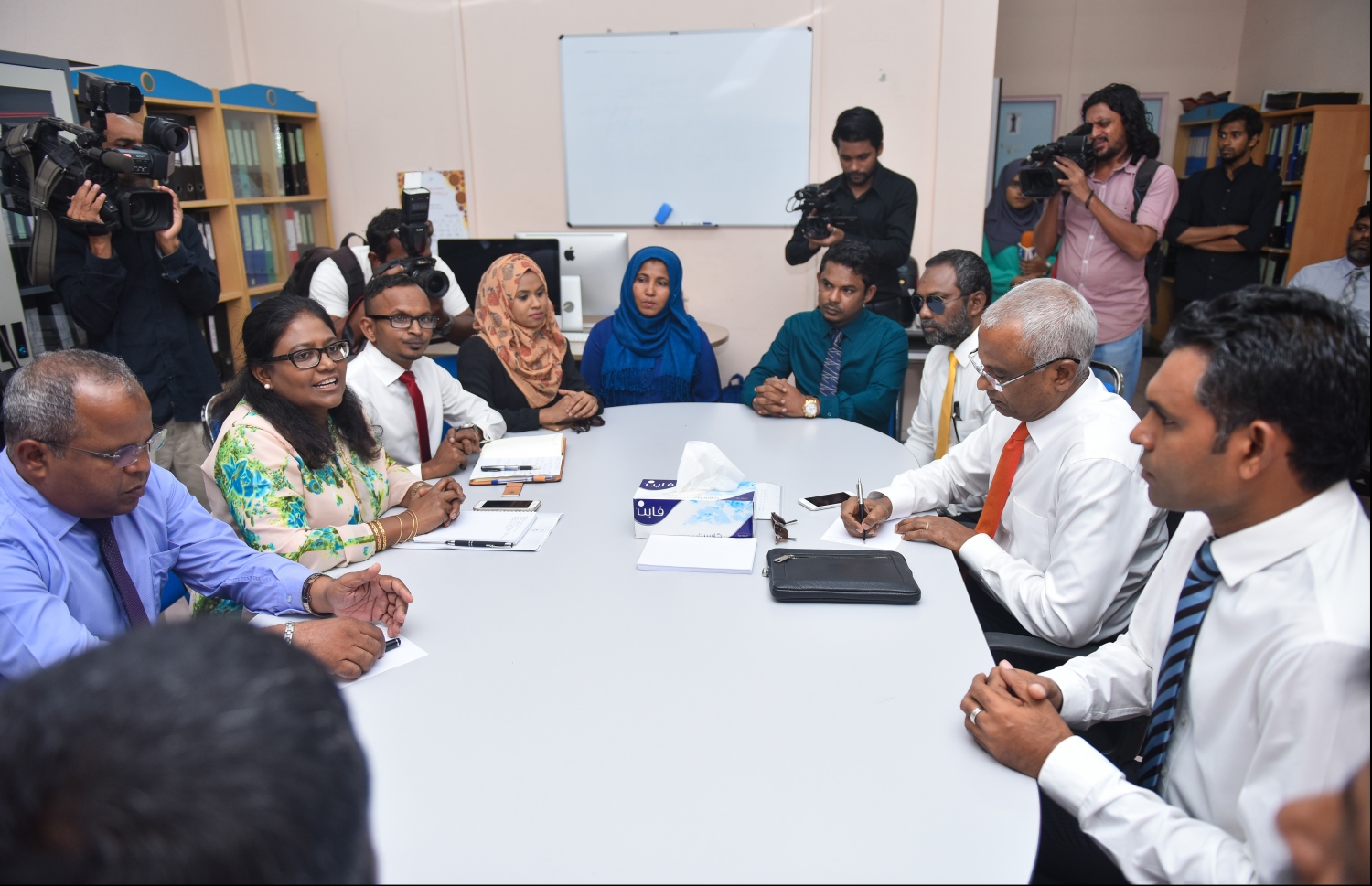 މިދިޔަ އަހަރުގެ ރިޔާސީ ކެމްޕެއިންގެ ދުވަސްވަރު، އޭރުގެ އިދިކޮޅު ކެންޑިޑޭޓުގެ ހައިސިއްޔަތުން މިހާރުގެ ރައީސް އިބްރާހިމް މުހައްމަދު ސޯލިހް މާލެ ސިޓީ ކައުންސިލްގެ އިދާރާ އަށް ވަޑައިގެން އެ ތަނުގެ ދަތިތައް އޮޅުން ފިލުއްވަނީ.