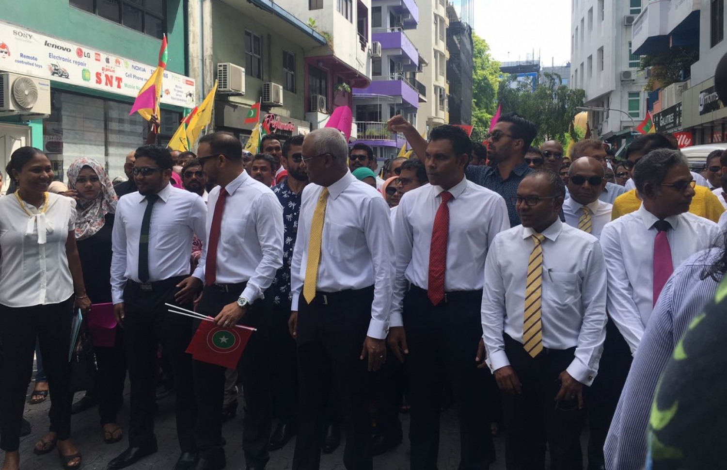 އިލެކްޝަންސް ކޮމިޝަނަށް ފޯމު ހުށަހެޅުއްވުމަށްޓަކައި އިދިކޮޅު ކެންޑިޑޭޓް އިބޫ އާއި ފައިސަލް މިއަދު ވަޑައިގަންނަވަނީ.