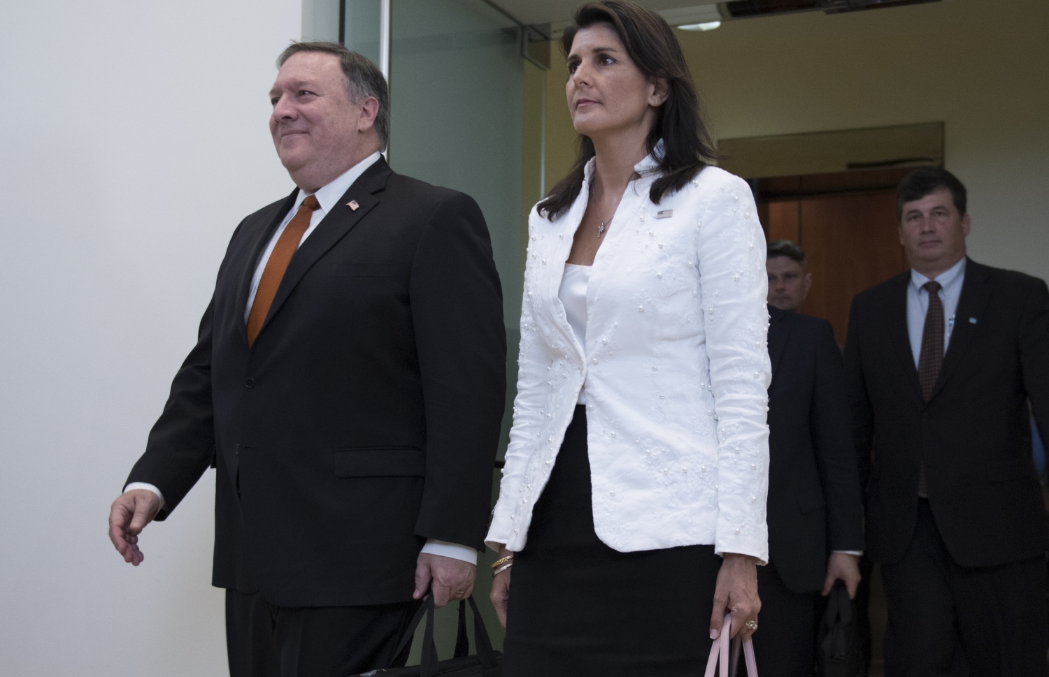 އދ. އަށް ކަނޑައަޅާފައިވާ އެމެރިކާގެ ސަފީރު ނިކީ ހޭލީ (ކ) އާއި ޚާރިޖީ ވަޒީރު މައިކް ޕޮމްޕެއޯ. --ފޮޓޯ:އޭއެފްޕީ