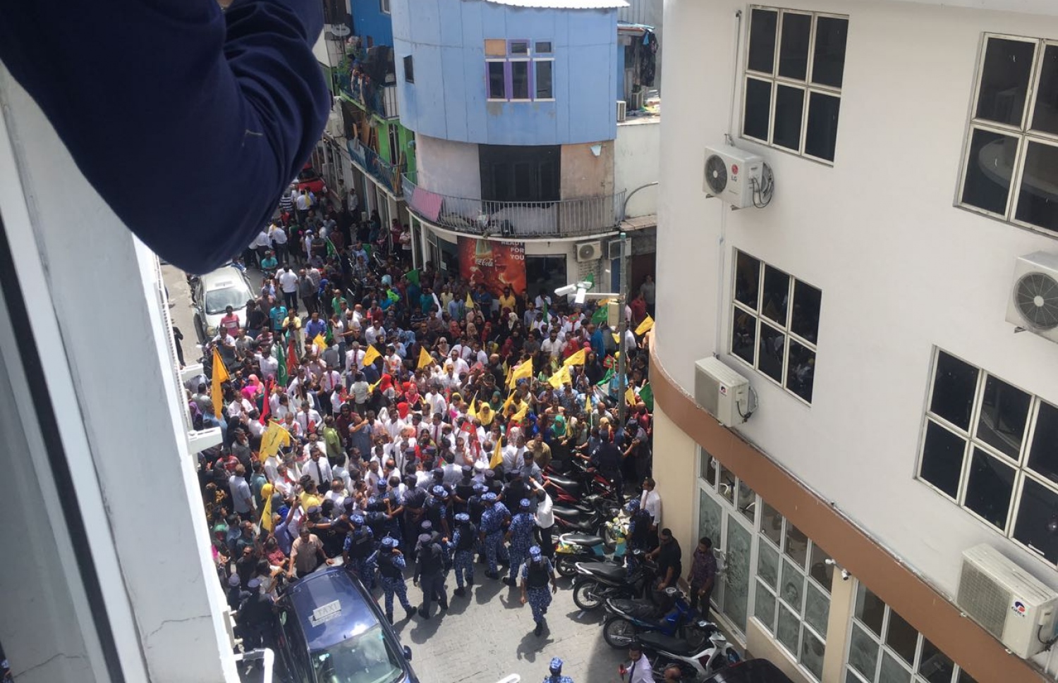 އިބޫ އާއި އޭނާގެ ރަނިންމޭޓް ފައިސަލްގެ ފޯމު ހުށަހެޅުއްވުމަށްޓަކައި އެ ދެ ބޭފުޅުންނާ އެކު އިލެކްޝަންސް ކޮމިޝަނާ ހަމައަށް ދިޔަ، އިދިކޮޅު ކޯލިޝަންގެ ބައެއް މީހުން އެ ކޮމިޝަންގެ ބޭރުގައި މަޑުކޮށްލައިގެން.----ފޮޓޯ: އެމްޑީޕީ