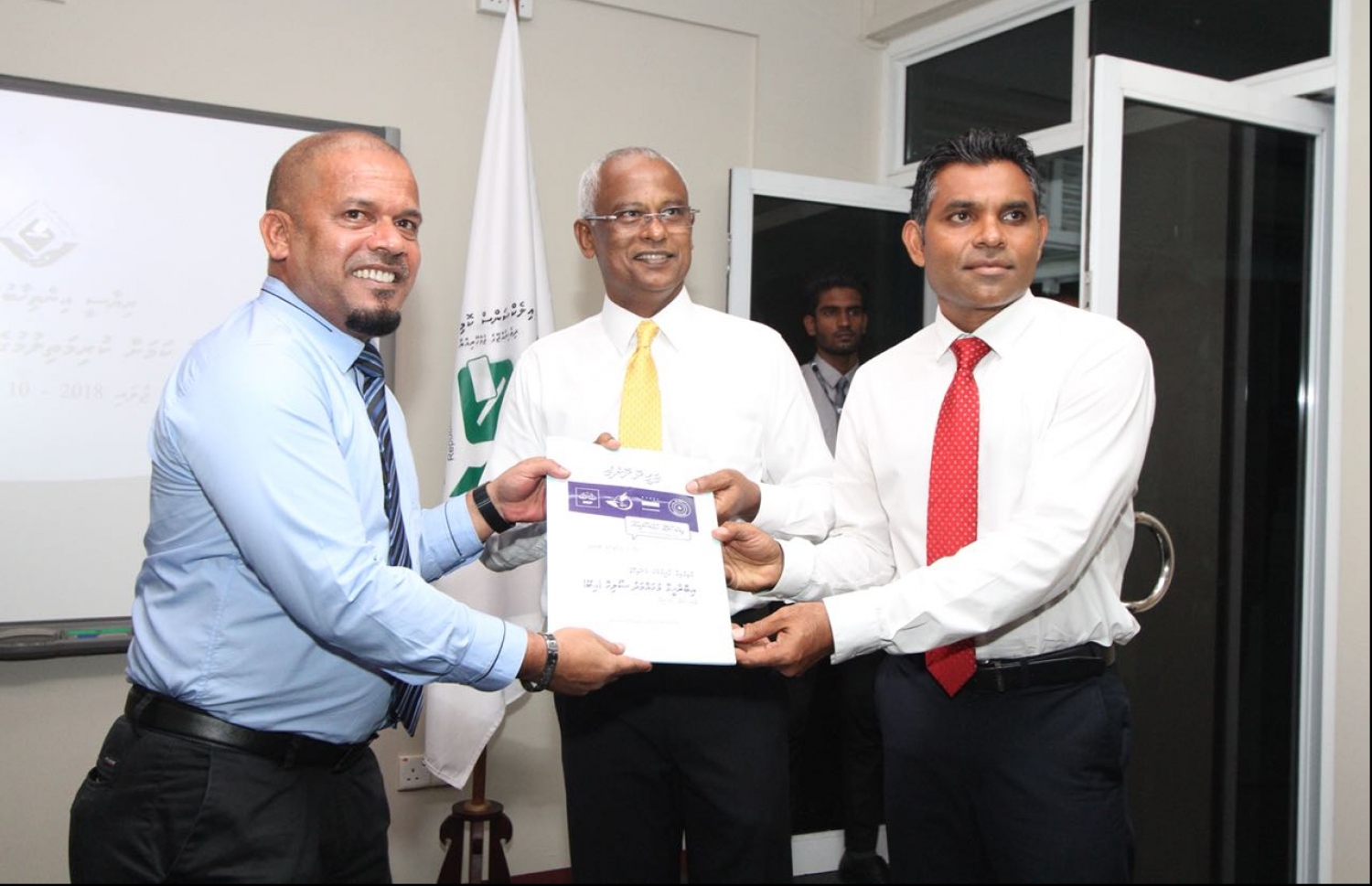 މާލެ: ޖުލައި 26، 2018- އިދިކޮޅު ކޯލިޝަންގެ ކެންޑިޑޭޓް އިބްރާހިމް މުހައްމަދު ސޯލިހް (އިބޫ) އާއި އޭނާގެ ރަނިންމޭޓް ފައިސަލް ނަސީމްގެ ފޯމާ، އިލެކްޝަންސް ކޮމިޝަންގެ ރައީސް އަހުމަދު ޝަރީފް ހަވާލުވެވަޑައިގަންނަވަނީ.---ފޮޓޯ: އެމްޑީޕީ