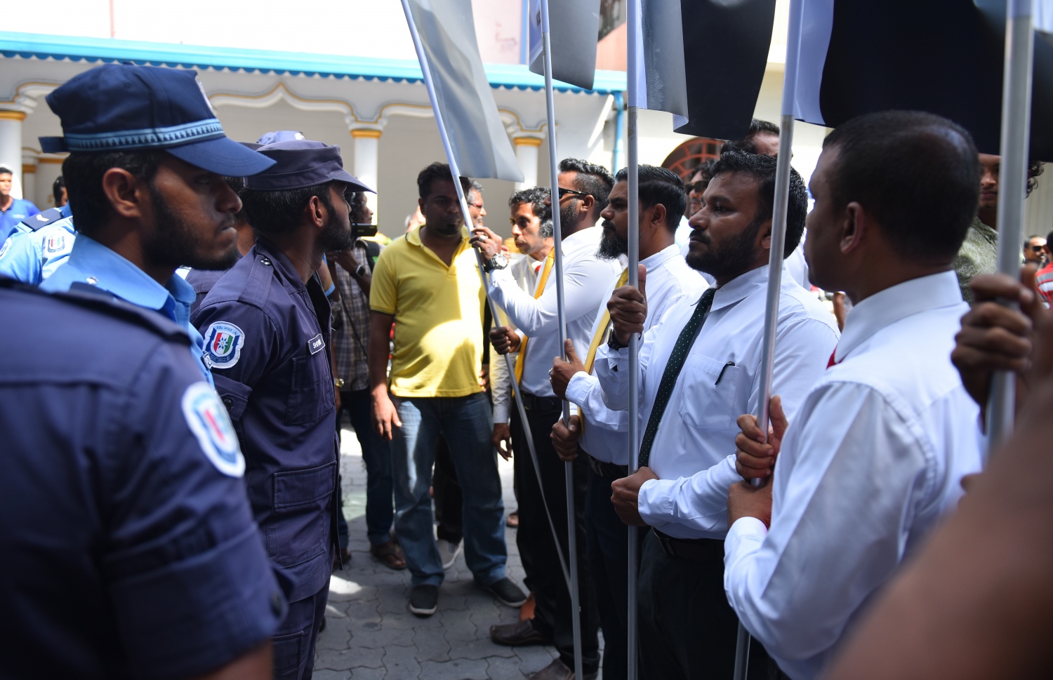 މާލެ: ޖުލައި 26، 2018- މި އަހަރުގެ ރިޔާސީ އިންތިޚާބަށް ކުރިމަތިލެއްވުމަށްޓަކައި އިދިކޮޅު ކެންޑިޑޭޓް އިބްރާހިމް މުހައްމަދު ސޯލިހް (އިބޫ) އާއި އޭނާގެ ރަނިންމޭޓް ފައިސަލް ނަސީމްގެ ފޯމު ހުށަހެޅުއްވުމަށްޓަކައި، ބޭއްވި ހަރަކާތް ފެށި ވަގުތު ފުލުހުން ހުރަސް އަޅަނީ: އިދިކޮޅު ހަރަކާތުގެ މިއަދުގެ އިވެންޓަށް ފުލުހުން ފަހުން ފުރުސަތު ދިން.--ފޮޓޯ: އަހުމަދު ނިޝާތު/މިހާރު