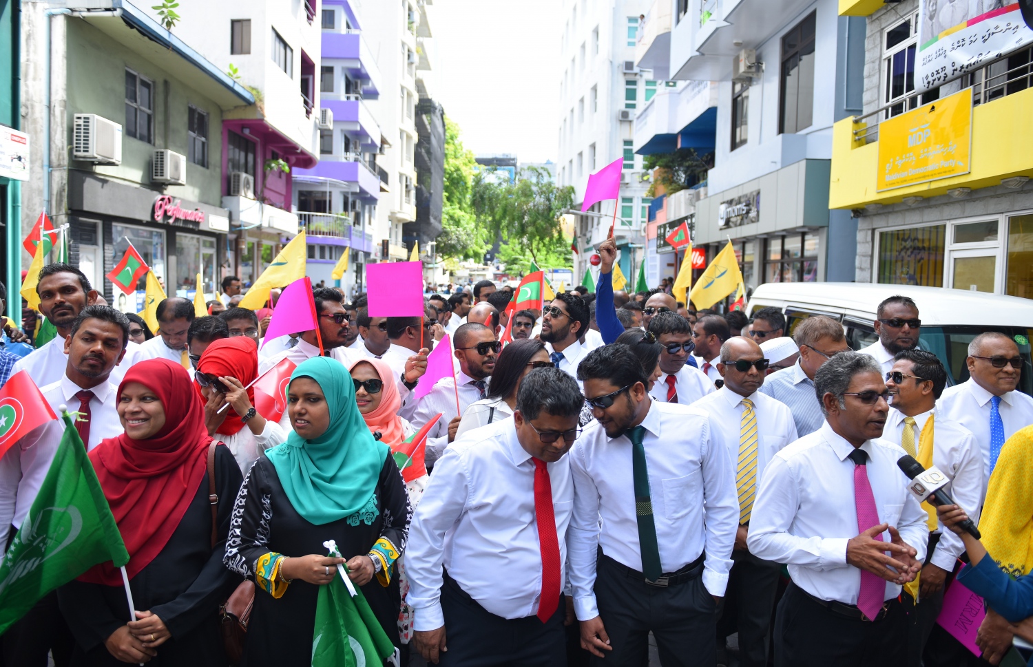 މާލެ: ޖުލައި 26، 2018- މި އަހަރުގެ ރިޔާސީ އިންތިޚާބަށް ކުރިމަތިލެއްވުމަށްޓަކައި އިދިކޮޅު ކެންޑިޑޭޓް އިބްރާހިމް މުހައްމަދު ސޯލިހް (އިބޫ) އާއި އޭނާގެ ރަނިންމޭޓް ފައިސަލް ނަސީމްގެ ފޯމު ހުށަހެޅުއްވުމަށްޓަކައި، އެމްޑީޕީގެ އޮފީހުން ފެށިގެން އިލެކްޝަންސް ކޮމިޝަނާ ހަމައަށް އިދިކޮޅު ކޯލިޝަންގެ ސަޕޯޓަރުންނާ އެކު ހިންގަވާފައި ވަޑައިގަންނަވަނީ.---ފޮޓޯ: އަހުމަދު ނިޝާތު/މިހާރު