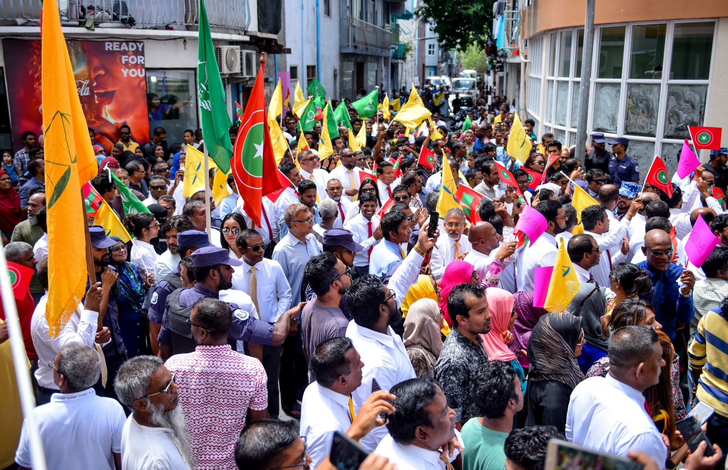 މާލެ: ޖުލައި 26، 2018- މި އަހަރުގެ ރިޔާސީ އިންތިޚާބަށް ކުރިމަތިލެއްވުމަށްޓަކައި އިދިކޮޅު ކެންޑިޑޭޓް އިބްރާހިމް މުހައްމަދު ސޯލިހް (އިބޫ) އާއި އޭނާގެ ރަނިންމޭޓް ފައިސަލް ނަސީމްގެ ފޯމު ހުށަހެޅުއްވުމަށްޓަކައި، ބޭއްވި ހަރަކާތުގައި އިދިކޮޅު ކޯލިޝަންގެ ސަޕޯޓަރުން ބައިވެރިވަނީ.--ފޮޓޯ: އަހުމަދު ނިޝާތު/މިހާރު