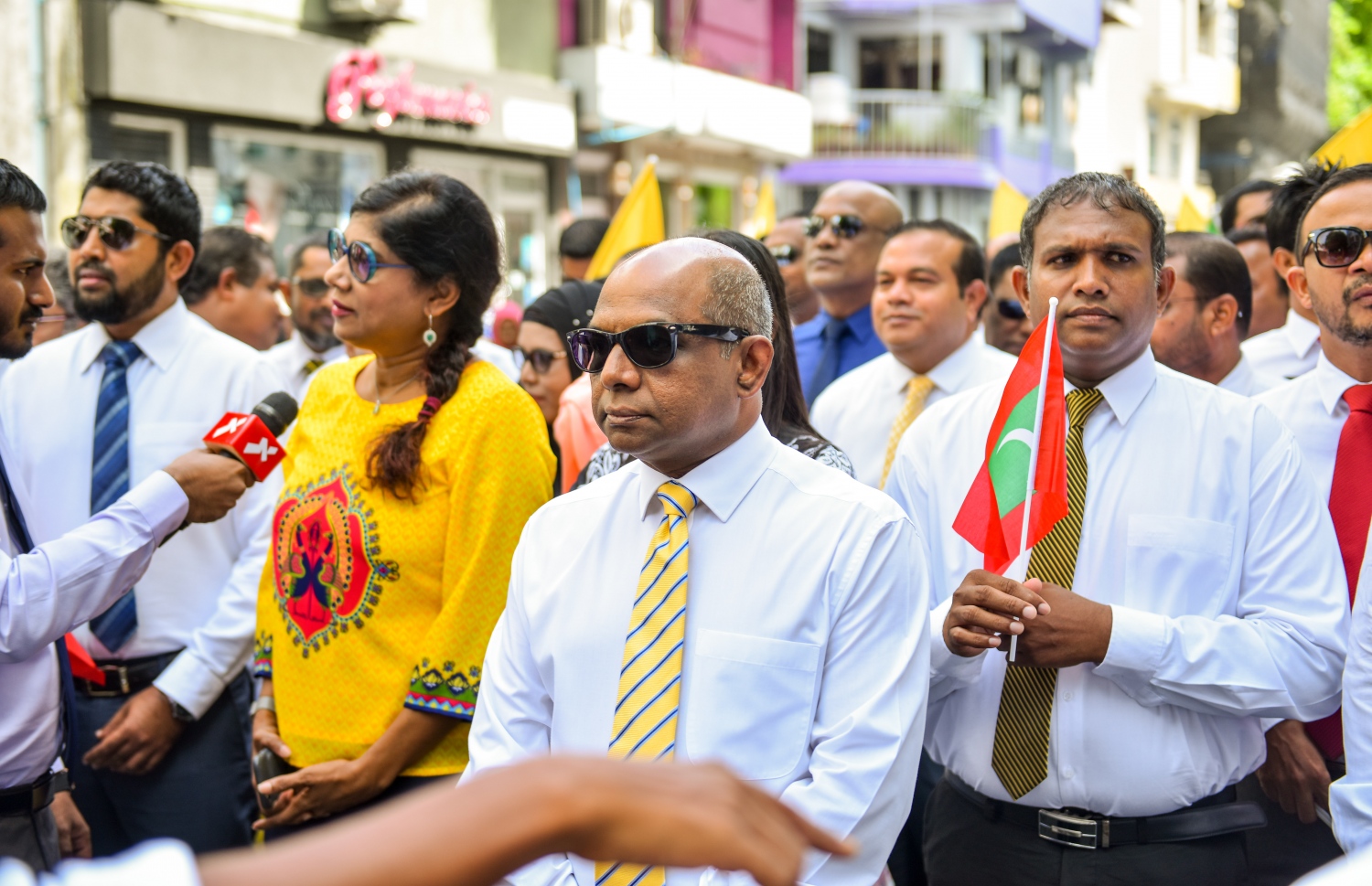 މާލެ: ޖުލައި 26، 2018- މި އަހަރުގެ ރިޔާސީ އިންތިޚާބަށް ކުރިމަތިލެއްވުމަށްޓަކައި އިދިކޮޅު ކެންޑިޑޭޓް އިބްރާހިމް މުހައްމަދު ސޯލިހް (އިބޫ) އާއި އޭނާގެ ރަނިންމޭޓް ފައިސަލް ނަސީމްގެ ފޯމު ހުށަހެޅުއްވުމަށްޓަކައި، ބޭއްވި ހަރަކާތުގައި އިދިކޮޅު ކޯލިޝަންގެ ސަޕޯޓަރުން ބައިވެރިވަނީ.--ފޮޓޯ: އަހުމަދު ނިޝާތު/މިހާރު