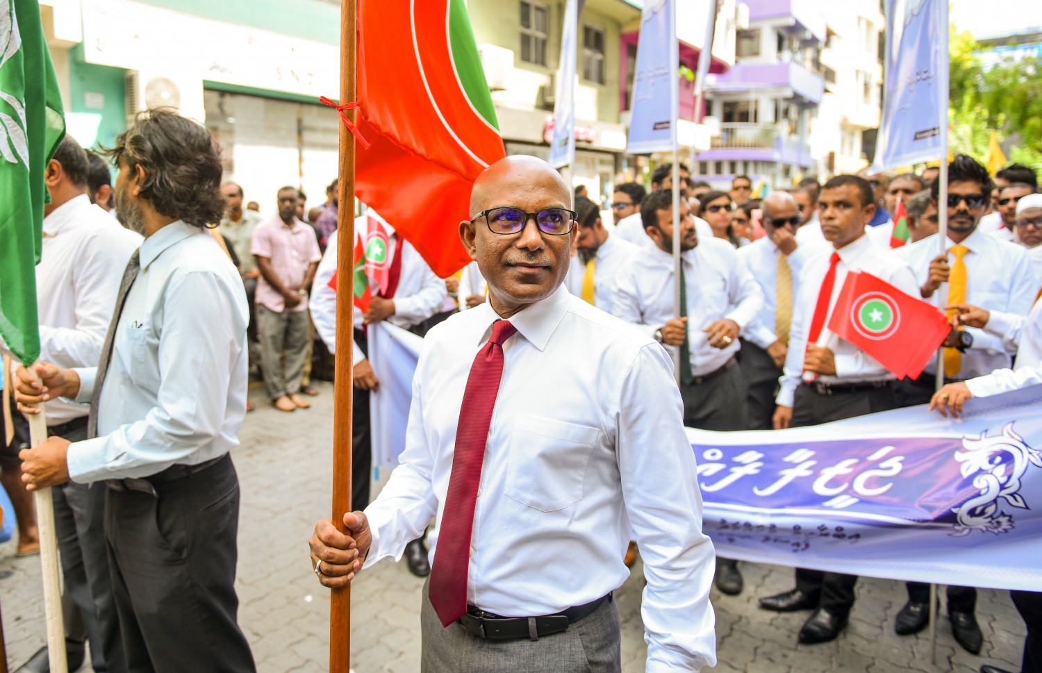 މާލެ: ޖުލައި 26، 2018- މި އަހަރުގެ ރިޔާސީ އިންތިޚާބަށް ކުރިމަތިލެއްވުމަށްޓަކައި އިދިކޮޅު ކެންޑިޑޭޓް އިބްރާހިމް މުހައްމަދު ސޯލިހް (އިބޫ) އާއި އޭނާގެ ރަނިންމޭޓް ފައިސަލް ނަސީމްގެ ފޯމު ހުށަހެޅުއްވުމަށްޓަކައި، ބޭއްވި ހަރަކާތުގައި އިދިކޮޅު ކޯލިޝަންގެ ސަޕޯޓަރުން ބައިވެރިވަނީ.--ފޮޓޯ: އަހުމަދު ނިޝާތު/މިހާރު