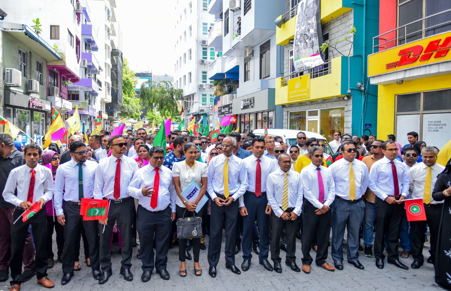 މާލެ: ޖުލައި 26، 2018- މި އަހަރުގެ ރިޔާސީ އިންތިޚާބަށް ކުރިމަތިލެއްވުމަށްޓަކައި އިދިކޮޅު ކެންޑިޑޭޓް އިބްރާހިމް މުހައްމަދު ސޯލިހް (އިބޫ) އާއި އޭނާގެ ރަނިންމޭޓް ފައިސަލް ނަސީމްގެ ފޯމު ހުށަހެޅުއްވުމަށްޓަކައި، އެމްޑީޕީގެ އޮފީހުން ފެށިގެން އިލެކްޝަންސް ކޮމިޝަނާ ހަމައަށް އިދިކޮޅު ކޯލިޝަންގެ ސަޕޯޓަރުންނާ އެކު ހިންގަވާފައި ވަޑައިގަންނަވަނީ.---ފޮޓޯ: އަހުމަދު ނިޝާތު/މިހާރު