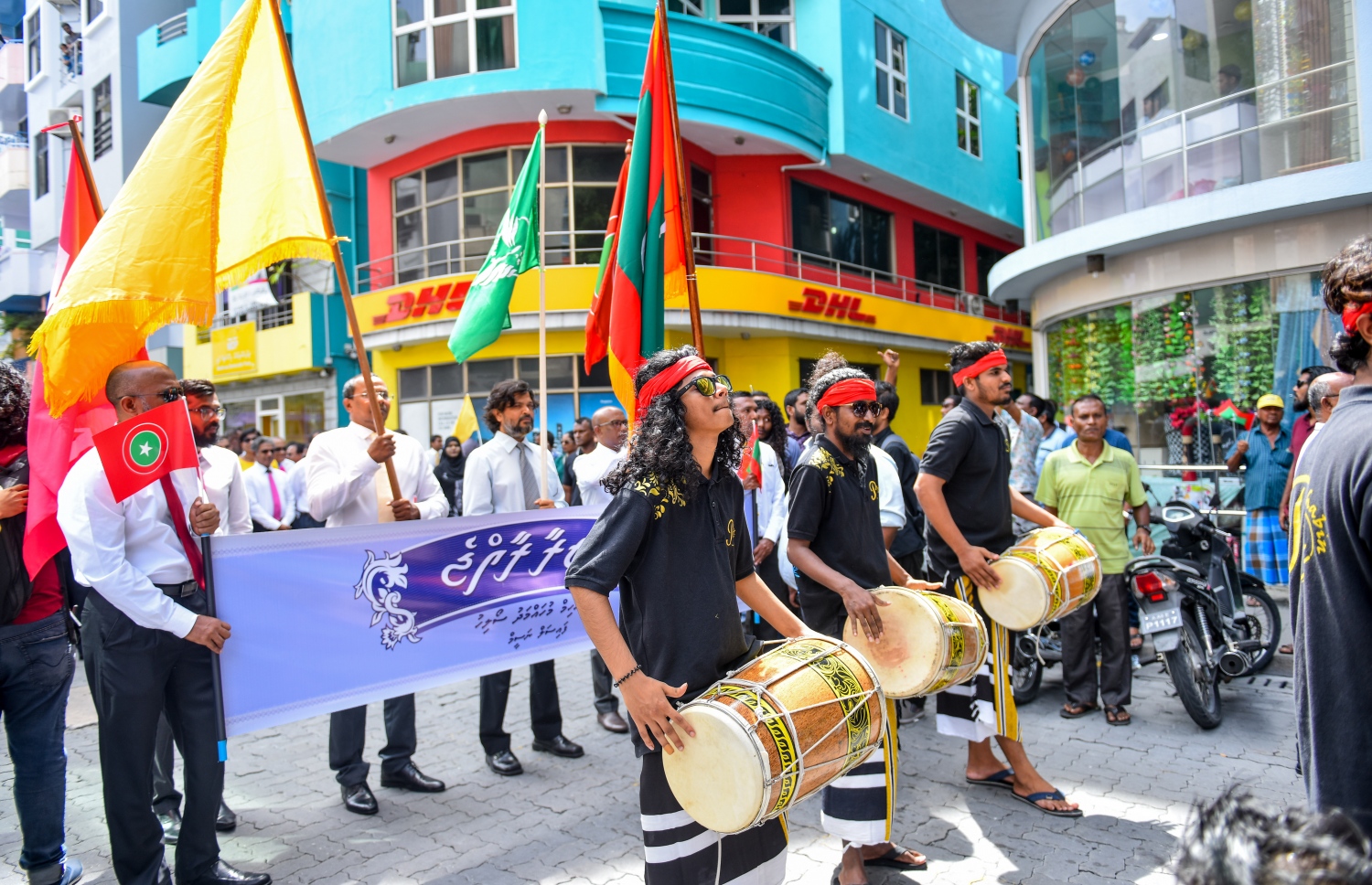 މާލެ: ޖުލައި 26، 2018- މި އަހަރުގެ ރިޔާސީ އިންތިޚާބަށް ކުރިމަތިލެއްވުމަށްޓަކައި އިދިކޮޅު ކެންޑިޑޭޓް އިބްރާހިމް މުހައްމަދު ސޯލިހް (އިބޫ) އާއި އޭނާގެ ރަނިންމޭޓް ފައިސަލް ނަސީމްގެ ފޯމު ހުށަހެޅުއްވުމަށްޓަކައި، ބޭއްވި ހަރަކާތުގައި އިދިކޮޅު ކޯލިޝަންގެ ސަޕޯޓަރުން ބައިވެރިވަނީ.--ފޮޓޯ: އަހުމަދު ނިޝާތު/މިހާރު