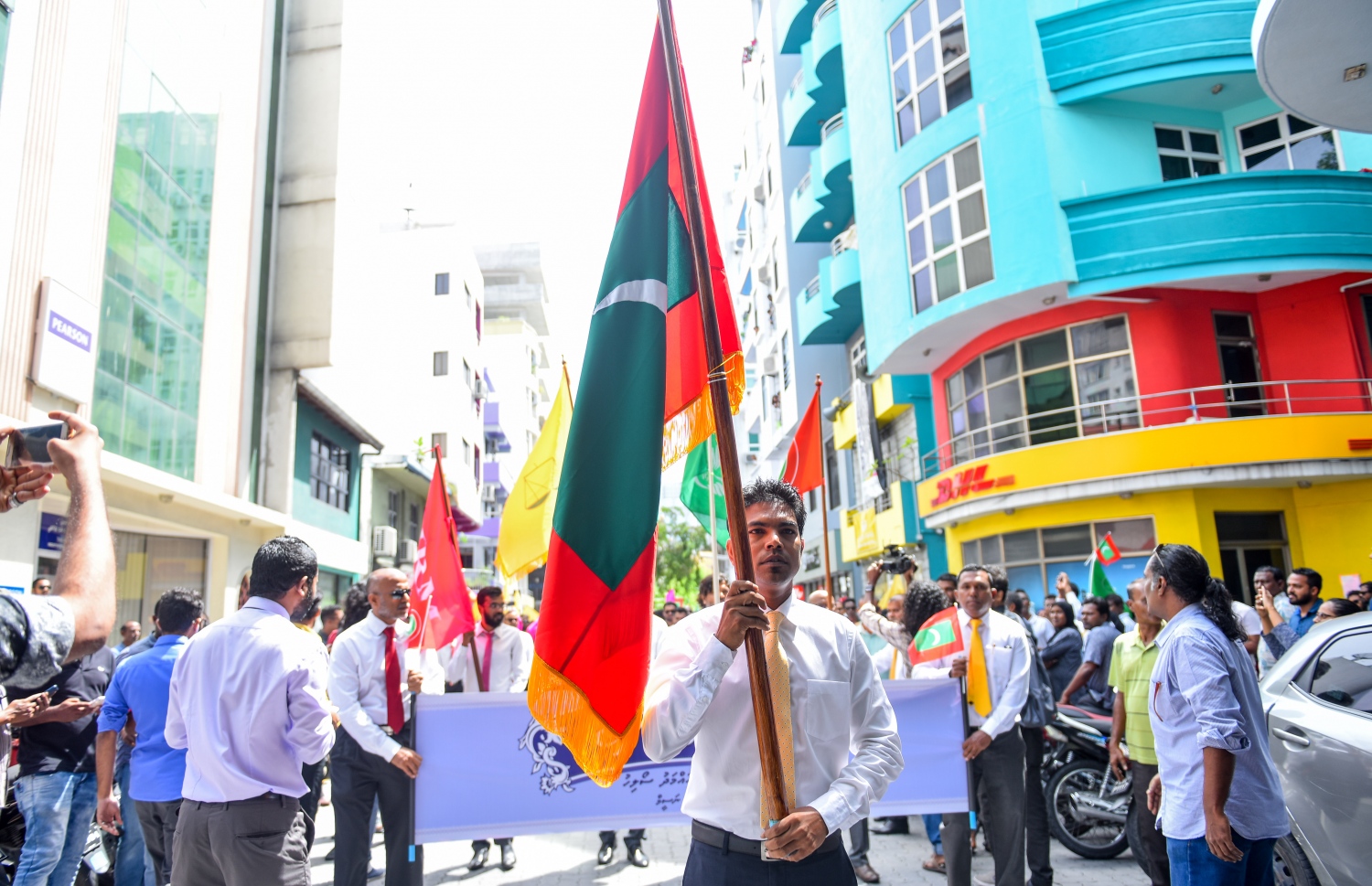 މާލެ: ޖުލައި 26، 2018- މި އަހަރުގެ ރިޔާސީ އިންތިޚާބަށް ކުރިމަތިލެއްވުމަށްޓަކައި އިދިކޮޅު ކެންޑިޑޭޓް އިބްރާހިމް މުހައްމަދު ސޯލިހް (އިބޫ) އާއި އޭނާގެ ރަނިންމޭޓް ފައިސަލް ނަސީމްގެ ފޯމު ހުށަހެޅުއްވުމަށްޓަކައި، ބޭއްވި ހަރަކާތުގައި އެމްޑީޕީގެ ނައިބު ރައީސް މުހައްމަދު ޝިފާޒް ގައުމީ ދިދަ ހިއްޕަވައިގެން ބައިވެރިވެވަޑައިގަންނަވަނީ.--ފޮޓޯ: އަހުމަދު ނިޝާތު/މިހާރު