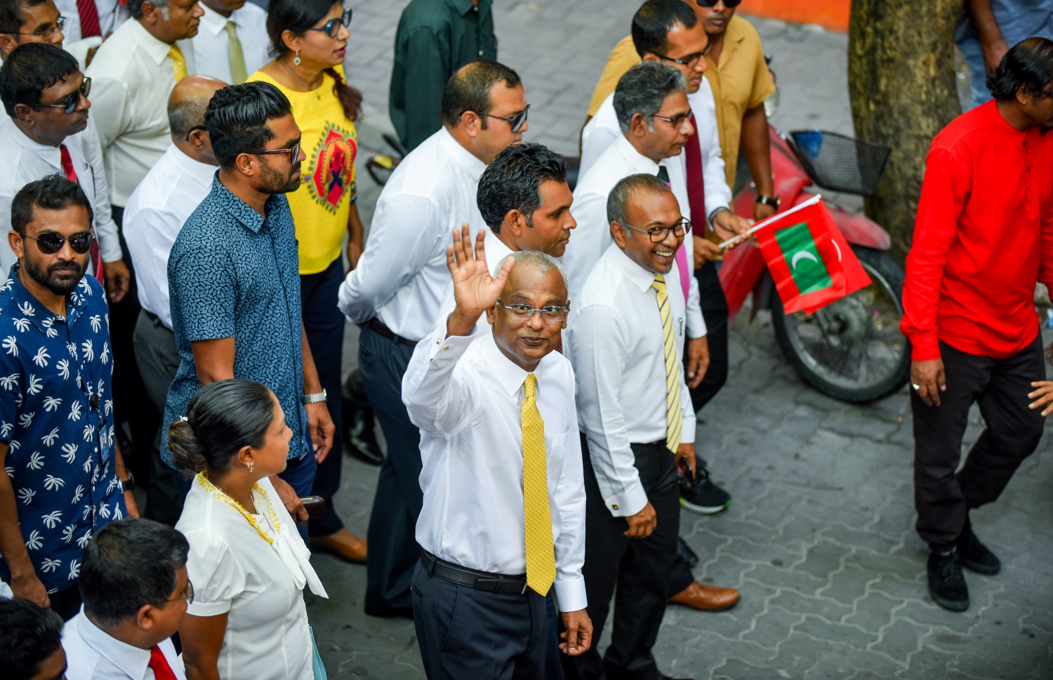 މާލެ: ޖުލައި 26، 2018- މި އަހަރުގެ ރިޔާސީ އިންތިޚާބަށް ކުރިމަތިލެއްވުމަށްޓަކައި އިދިކޮޅު ކެންޑިޑޭޓް އިބްރާހިމް މުހައްމަދު ސޯލިހް (އިބޫ) އާއި އޭނާގެ ރަނިންމޭޓް ފައިސަލް ނަސީމްގެ ފޯމު ހުށަހެޅުއްވުމަށްޓަކައި ހިންގަވާފައި ވަޑައިގަންނަވަމުން ސަޕޯޓަރަކަށް އިބޫ ހަނާ އަޅުއްވަނީ.--ފޮޓޯ: އަހުމަދު ނިޝާތު/މިހާރު