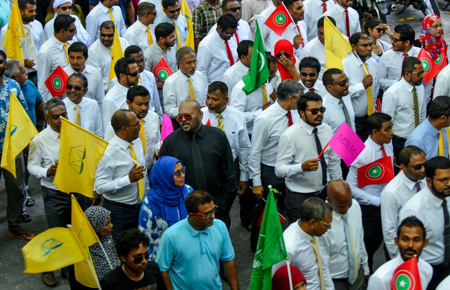 މާލެ: ޖުލައި 26، 2018- މި އަހަރުގެ ރިޔާސީ އިންތިޚާބަށް ކުރިމަތިލެއްވުމަށްޓަކައި އިދިކޮޅު ކެންޑިޑޭޓް އިބްރާހިމް މުހައްމަދު ސޯލިހް (އިބޫ) އާއި އޭނާގެ ރަނިންމޭޓް ފައިސަލް ނަސީމްގެ ފޯމު ހުށަހެޅުއްވުމަށްޓަކައި، ބޭއްވި ހަރަކާތުގައި އިދިކޮޅު ކޯލިޝަންގެ ސަޕޯޓަރުން ބައިވެރިވަނީ.--ފޮޓޯ: އަހުމަދު ނިޝާތު/މިހާރު