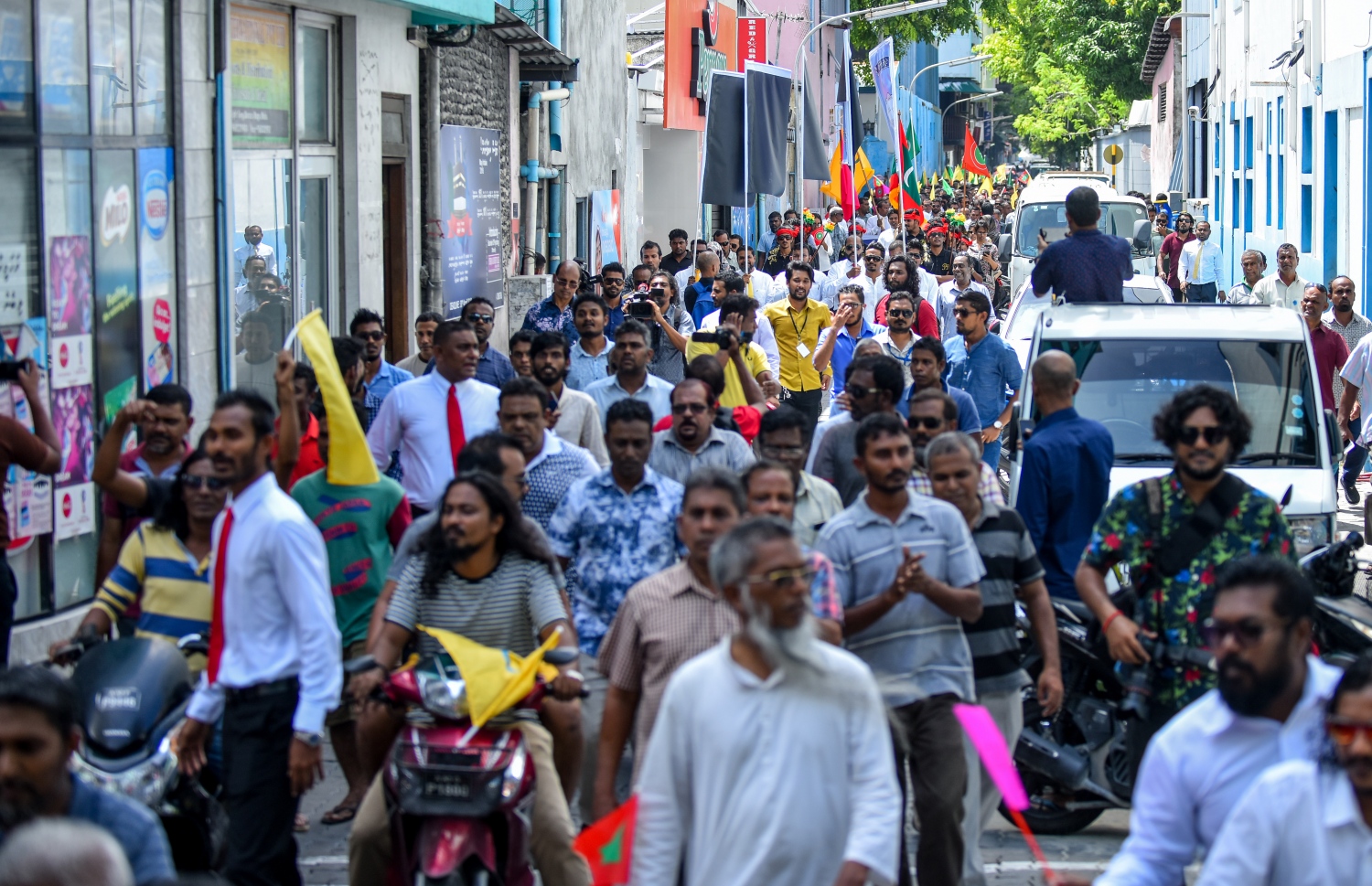 މާލެ: ޖުލައި 26، 2018- މި އަހަރުގެ ރިޔާސީ އިންތިޚާބަށް ކުރިމަތިލެއްވުމަށްޓަކައި އިދިކޮޅު ކެންޑިޑޭޓް އިބްރާހިމް މުހައްމަދު ސޯލިހް (އިބޫ) އާއި އޭނާގެ ރަނިންމޭޓް ފައިސަލް ނަސީމްގެ ފޯމު ހުށަހެޅުއްވުމަށްޓަކައި، ބޭއްވި ހަރަކާތުގައި އިދިކޮޅު ކޯލިޝަންގެ ސަޕޯޓަރުން ބައިވެރިވަނީ.--ފޮޓޯ: އަހުމަދު ނިޝާތު/މިހާރު