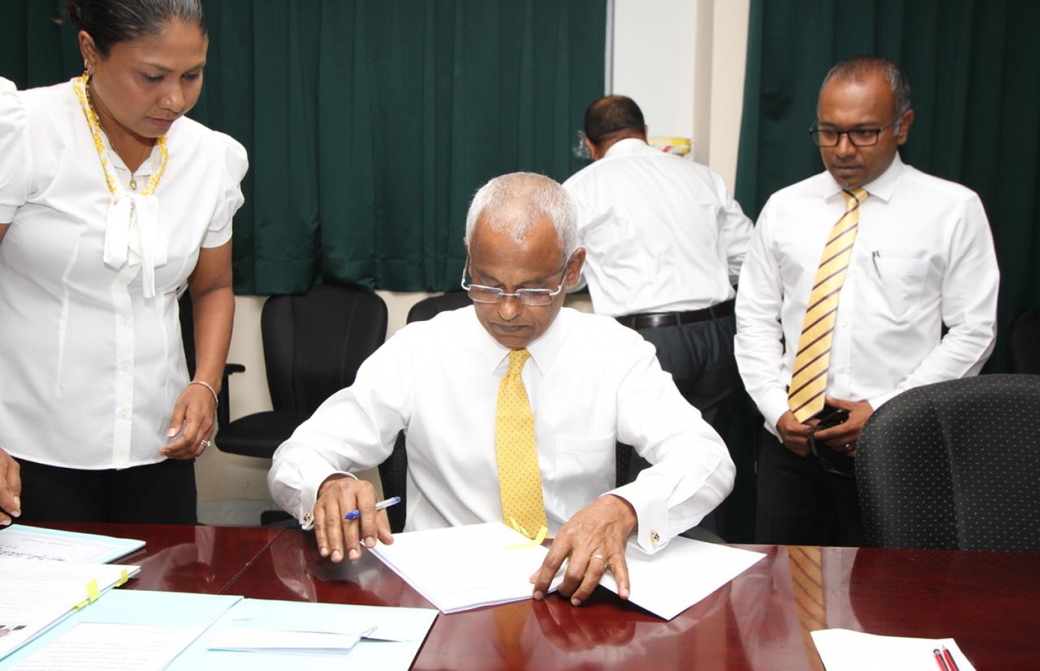 މާލެ: ޖުލައި 26، 2018- އިދިކޮޅު ކެންޑިޑޭޓް އިބްރާހިމް މުހައްމަދު ސޯލިހް (އިބޫ) އާއި އޭނާގެ ރަނިންމޭޓް ފައިސަލް ނަސީމްގެ ފޯމް އިލެކްޝަންސް ކޮމިޝަނަށް ހުށަހެޅުއްވުމުގެ ކުރިން، އެމްޑީޕީގެ އޮފީހުގައި ފޯމު ގައި ސޮއިކުރައްވަނީ.---ފޮޓޯ: އެމްޑީޕީ