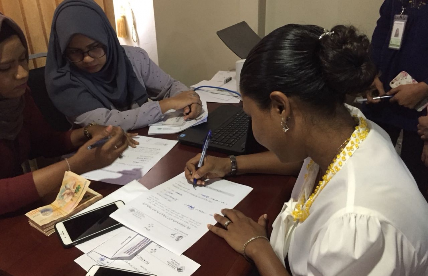 މާލެ: ޖުލައި 26، 2018- އިދިކޮޅު ކެންޑިޑޭޓް އިބްރާހިމް މުހައްމަދު ސޯލިހް (އިބޫ) އާއި އޭނާގެ ރަނިންމޭޓް ފައިސަލް ނަސީމްގެ ފޯމް އިލެކްޝަންސް ކޮމިޝަނަށް ހުށަހެޅުއްވުމަށް ފަހު، އެ ބޭފުޅުންގެ ރަސްމީ އިންތިޚާބީ އެޖެންޓް އަދި ގާނޫނީ ވަކީލް ހިސާން ހުސެއިން ފޯމާއި އިދާރީ ފައިސާ ބަލައިގަތް ކަމުގެ ލިޔުމުގައި ސޮއިކުރައްވަނީ.---ފޮޓޯ: އެމްޑީޕީ