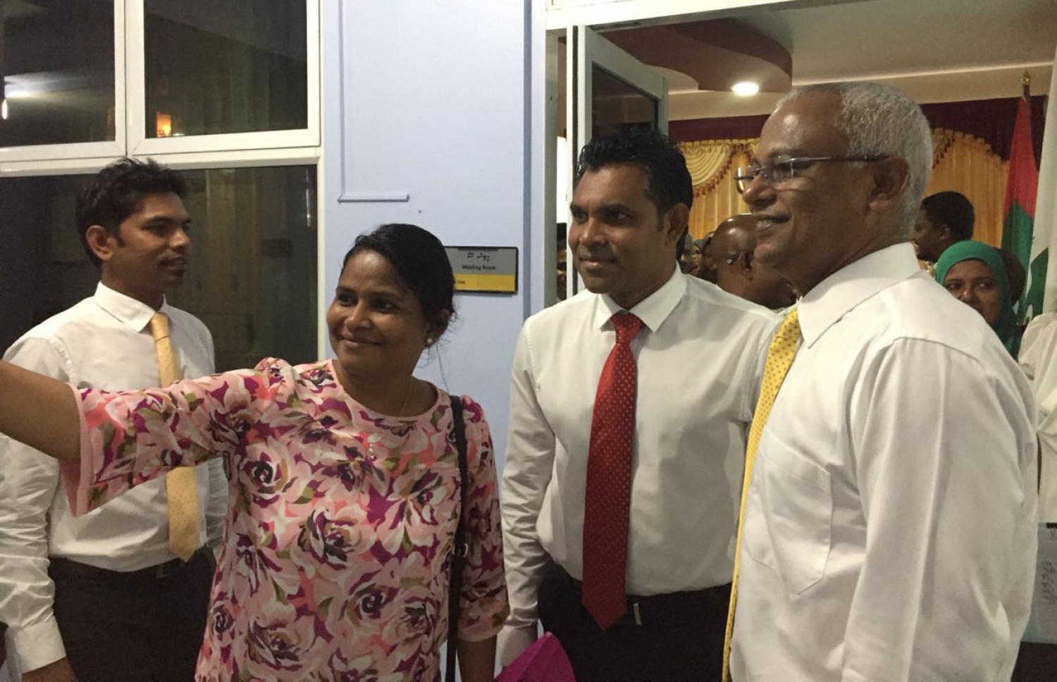 މާލެ: ޖުލައި 26، 2018- އިދިކޮޅު ކެންޑިޑޭޓް އިބްރާހިމް މުހައްމަދު ސޯލިހް (އިބޫ) އާއި އޭނާގެ ރަނިންމޭޓް ފައިސަލް ނަސީމްގެ ފޯމު އިލެކްޝަންސް ކޮމިޝަނަށް ހުށަހެޅުއްވުމާ ގުޅިގެން، ކުރީގެ ރައީސް މައުމޫންގެ ފެކްޝަންގެ އިސް މެމްބަރު ނާދިރާ އެ ބޭފުޅުންނާ އެކު ސެލްފީއެއް ނަންގަވަނީ.---ފޮޓޯ: އެމްޑީޕީ