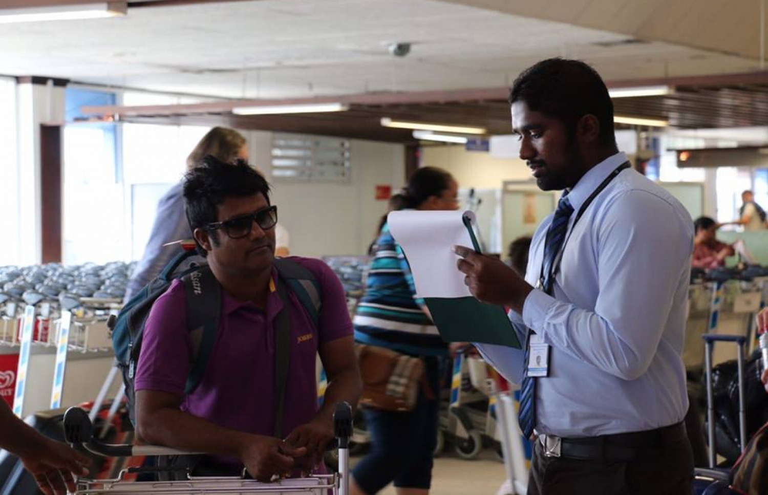 ޗުއްޓީގައި ދިވެހިން ރާއްޖެއިން ބޭރަށް ގޮސްކުރާ ހޭދައާ ބެހޭ ސާވޭގައި މިދިޔަ ޑިސެމްބަރު މަހު އެމްއެމްއޭގެ އޮފިޝަލަކު ވެލާނާ އެއާޕޯޓުގައި ސުވާލުކުރަނީ. ފޮޓޯ: އެމްއެމްއޭ