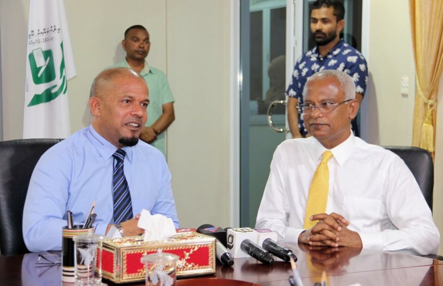 މާލެ: ޖުލައި 26، 2018- އިދިކޮޅު ކޯލިޝަންގެ ކެންޑިޑޭޓް އިބްރާހިމް މުހައްމަދު ސޯލިހް (އިބޫ) އާއި އޭނާގެ ރަނިންމޭޓް ފައިސަލް ނަސީމްގެ ފޯމު އިލެކްޝަންސް ކޮމިޝަނަށް ހުށަހެޅުމަށްޓަކައި ބޭއްވި ރަސްމިއްޔާތަށް ފަހު، އެ ކޮމިޝަންގެ ރައީސް ޝަރީފާއި އިބޫ މީޑިއާއާ ވާހަކަ ދައްކަވަނީ.---ފޮޓޯ: އިލެކްޝަންސް ކޮމިޝަން