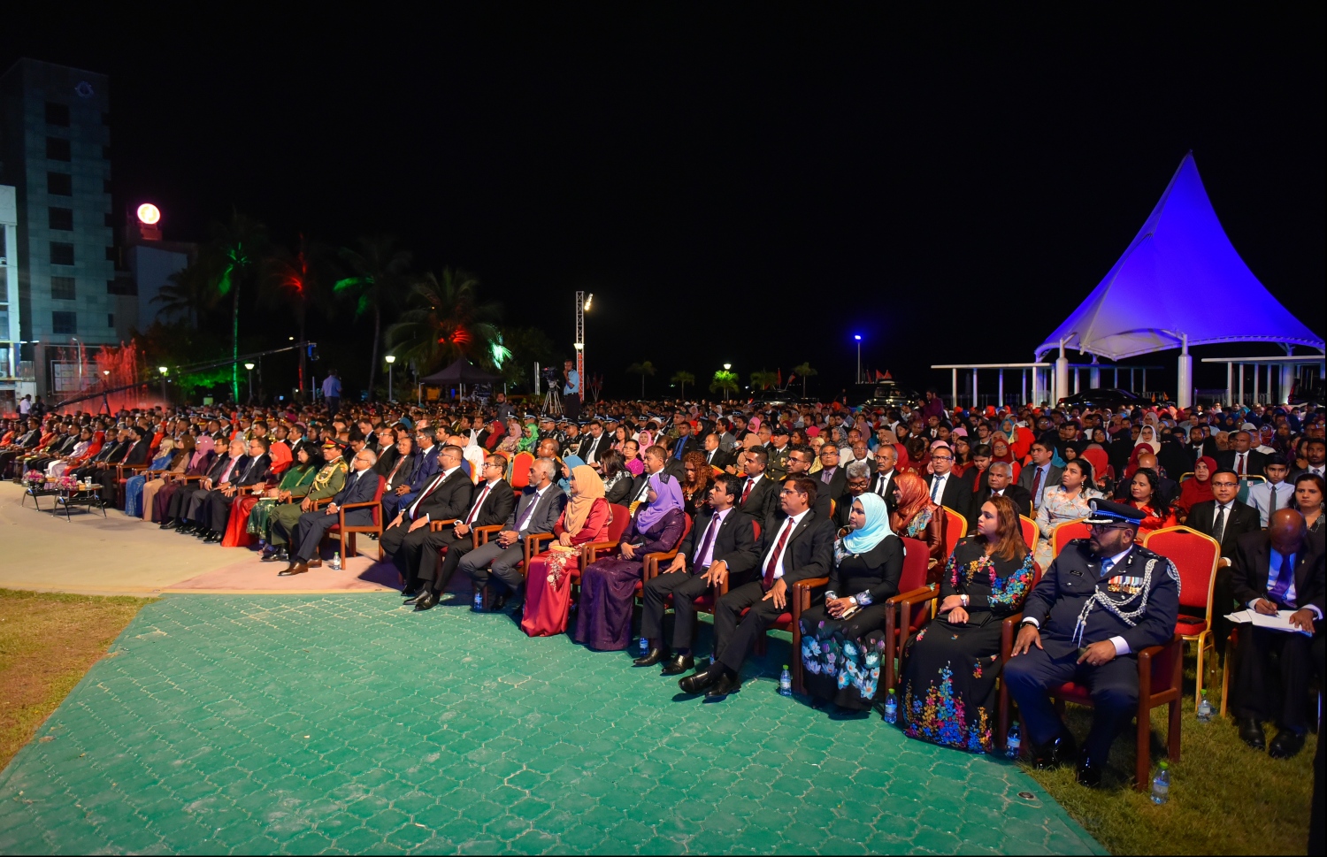 މާލެ: ޖުލައި 26، 2018- ރާއްޖޭގެ މިނިވަން ކަމަށް 53 އަހަރު ފުރުން ފާހަގަ ކުރުމަށް ޖުމްހޫރީ މައިދާނުގައި ބޭއްވި ރަސްމިއްޔާތުގައި ބައިވެރިވެވަޑައިގެންނެވި ބައެއް ބޭފުޅުން.---ފޮޓޯ: ހުސައިން ވަހީދު/މިހާރު