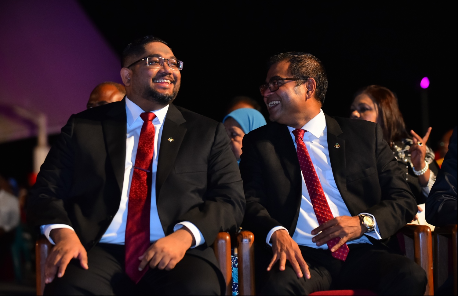 މާލެ: ޖުލައި 26، 2018- ރާއްޖޭގެ މިނިވަން ކަމަށް 53 އަހަރު ފުރުން ފާހަގަ ކުރުމަށް ޖުމްހޫރީ މައިދާނުގައި ބޭއްވި ރަސްމިއްޔާތުގައި ބަންޑާރަ ނައިބު އަނިލް (ވ) އަދި އެންވަޔަރުމެންޓް މިނިސްޓަރު ތޯރިގު ސަމާސާ ކުރައްވަނީ.---ފޮޓޯ: ހުސައިން ވަހީދު/މިހާރު