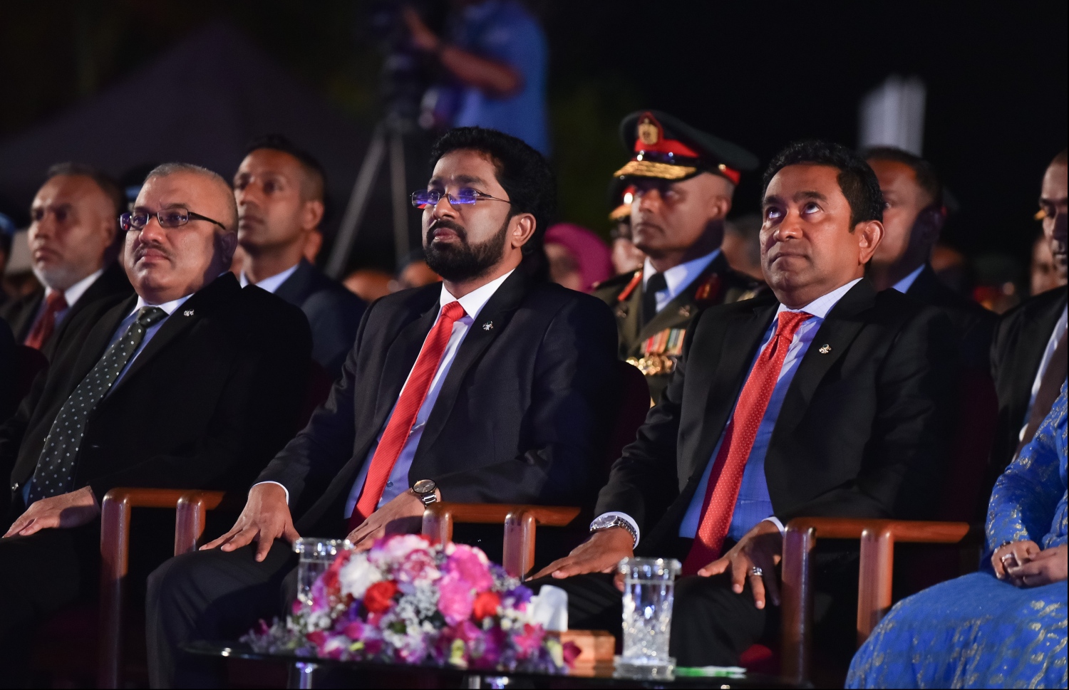 މާލެ: ޖުލައި 26، 2018- ރާއްޖޭގެ މިނިވަން ކަމަށް 53 އަހަރު ފުރުން ފާހަގަ ކުރުމަށް ޖުމްހޫރީ މައިދާނުގައި ބޭއްވި ރަސްމިއްޔާތުގައި ރައީސް ޔާމީނާއި ހޯމް މިނިސްޓަރު އަޒްލީން (މ) އަދި ނައިބު ރައީސް އަބްދުﷲ ޖިހާދު (ވ) ބައިވެރިވެވަޑައިގަންނަވަނީ.---ފޮޓޯ: ހުސައިން ވަހީދު/މިހާރު