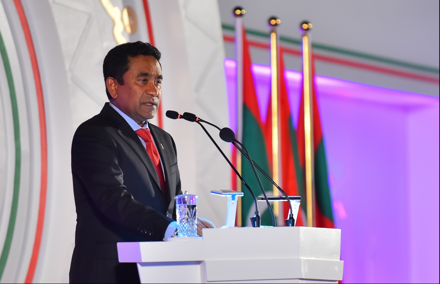 މާލެ: ޖުލައި 26، 2018- ރާއްޖޭގެ މިނިވަން ކަމަށް 53 އަހަރު ފުރުން ފާހަގަ ކުރުމަށް ޖުމްހޫރީ މައިދާނުގައި ބޭއްވި ރަސްމިއްޔާތުގައި ރައީސް އަބްދުﷲ ޔާމީން ވާހަކަފުޅު ދައްކަވަނީ.---ފޮޓޯ: ހުސައިން ވަހީދު/މިހާރު