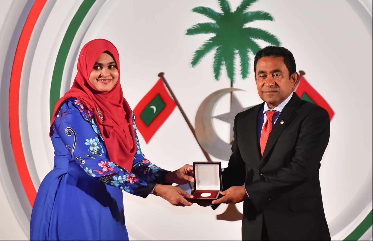 މާލެ: ޖުލައި 26، 2018- ރާއްޖޭގެ މިނިވަން ކަމަށް 53 އަހަރު ފުރުން ފާހަގަ ކުރުމަށް ޖުމްހޫރީ މައިދާނުގައި ބޭއްވި ރަސްމިއްޔާތުގައި ރައީސް ޔާމީން، އިނާމު ދެއްވަނީ.---ފޮޓޯ: ހުސައިން ވަހީދު/މިހާރު