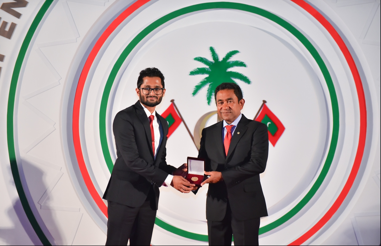 މާލެ: ޖުލައި 26، 2018- ރާއްޖޭގެ މިނިވަން ކަމަށް 53 އަހަރު ފުރުން ފާހަގަ ކުރުމަށް ޖުމްހޫރީ މައިދާނުގައި ބޭއްވި ރަސްމިއްޔާތުގައި ރައީސް ޔާމީން، އިނާމު ދެއްވަނީ.---ފޮޓޯ: ހުސައިން ވަހީދު/މިހާރު