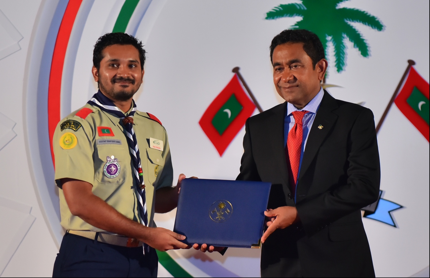 މާލެ: ޖުލައި 26، 2018- ރާއްޖޭގެ މިނިވަން ކަމަށް 53 އަހަރު ފުރުން ފާހަގަ ކުރުމަށް ޖުމްހޫރީ މައިދާނުގައި ބޭއްވި ރަސްމިއްޔާތުގައި، ސްކައުޓު ހަރަކާތުން ފާހަގަކޮށްލެވޭ ޒުވާނަކަށް ރައީސް ޔާމީން އިނާމު ދެއްވަނީ.---ފޮޓޯ: ހުސައިން ވަހީދު/މިހާރު