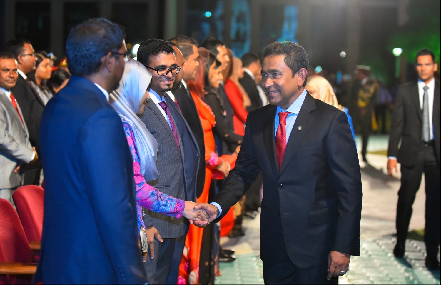 މާލެ: ޖުލައި 26، 2018- ރާއްޖޭގެ މިނިވަން ކަމަށް 53 އަހަރު ފުރުން ފާހަގަ ކުރުމަށް ޖުމްހޫރީ މައިދާނުގައި ބޭއްވި ރަސްމިއްޔާތަށް ރައީސް ޔާމީން ވަޑައިގެން، ދައުލަތުގެ ބައެއް އިސްވެރިންނާ ސަލާމް ކުރައްވަނީ.---ފޮޓޯ: ހުސައިން ވަހީދު/މިހާރު