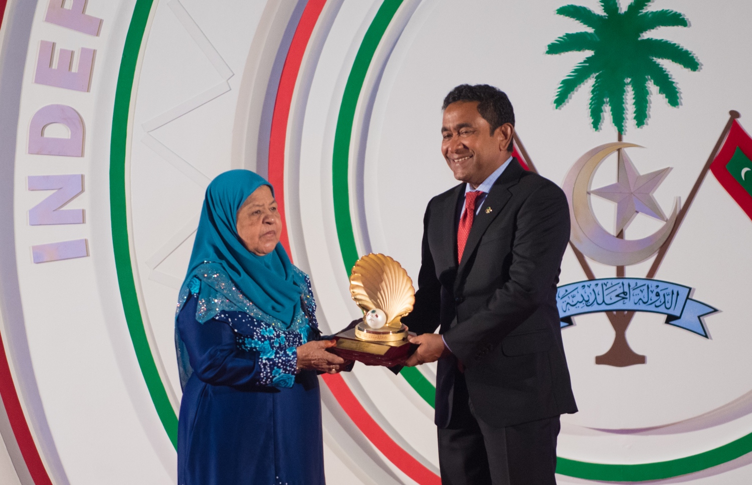 މާލެ: ޖުލައި 26، 2018- ރާއްޖޭގެ މިނިވަން ކަމަށް 53 އަހަރު ފުރުން ފާހަގަ ކުރުމަށް ޖުމްހޫރީ މައިދާނުގައި ބޭއްވި ރަސްމިއްޔާތުގައި، އިޖުތިމާއީ ހިދުމަތުގެ ޝަމީމާ ކަނބުލޭގެފާނަށް، ރައީސް ޔާމީން ޝަރަފުވެރިކަމުގެ ގައުމީ އިނާމު ދެއްވަނީ.---ފޮޓޯ: ހުސައިން ވަހީދު/މިހާރު