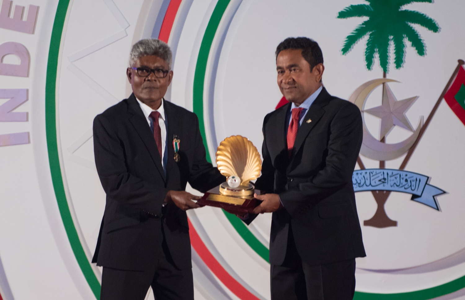 މާލެ: ޖުލައި 26، 2018- ރާއްޖޭގެ މިނިވަން ކަމަށް 53 އަހަރު ފުރުން ފާހަގަ ކުރުމަށް ޖުމްހޫރީ މައިދާނުގައި ބޭއްވި ރަސްމިއްޔާތުގައި، ކުޅިވަރުގެ ދާއިރާއިން ހީނާ ހުސައިން އަށް ރައީސް ޔާމީން ޝަރަފުވެރިކަމުގެ ގައުމީ އިނާމު ދެއްވަނީ.---ފޮޓޯ: ހުސައިން ވަހީދު/މިހާރު