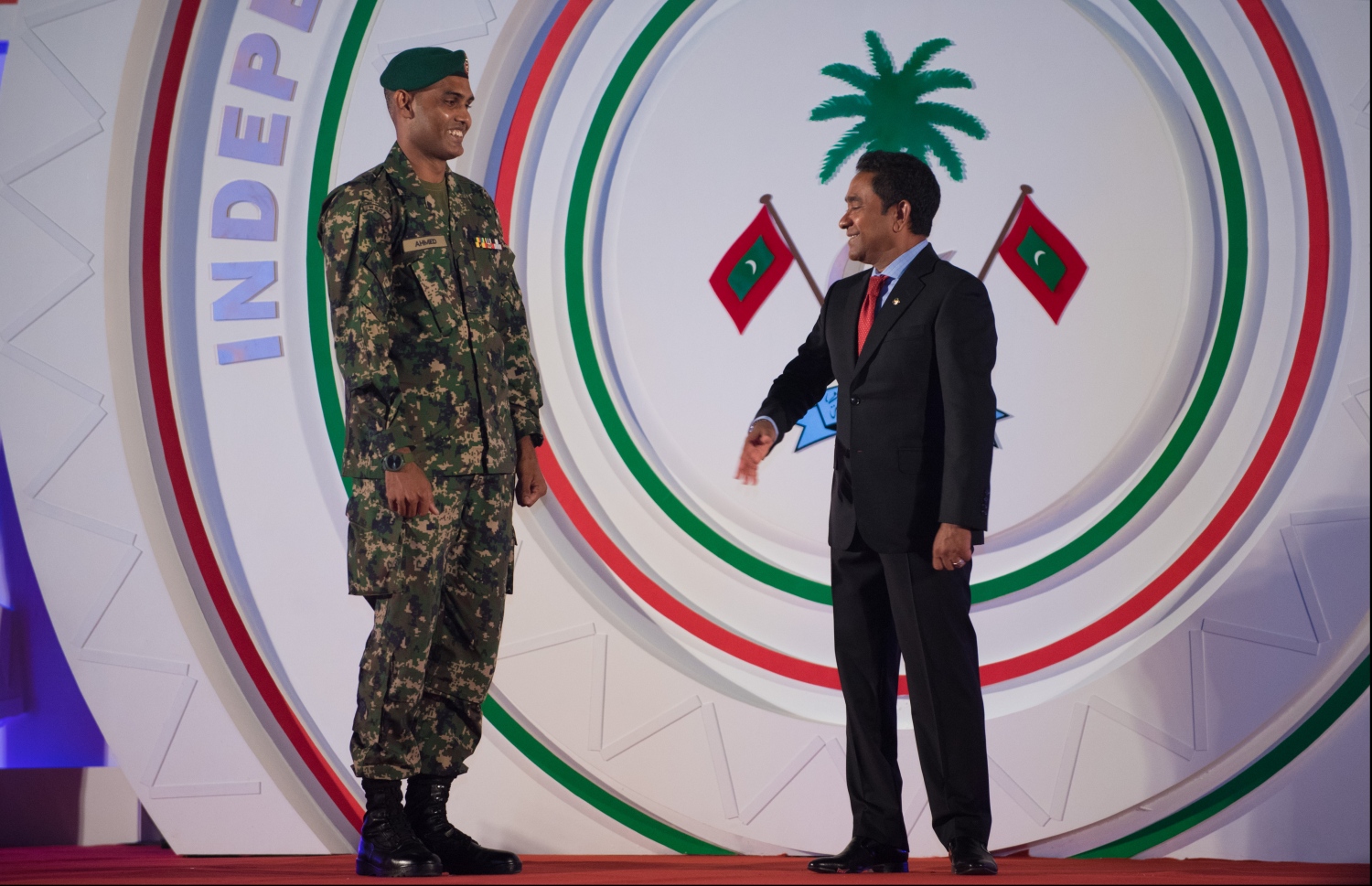 މާލެ: ޖުލައި 26، 2018- ރާއްޖޭގެ މިނިވަން ކަމަށް 53 އަހަރު ފުރުން ފާހަގަ ކުރުމަށް ޖުމްހޫރީ މައިދާނުގައި ބޭއްވި ރަސްމިއްޔާތުގައި، ކުޅިވަރުގެ ދާއިރާއިން އަހުމަދު އަބްދުލް ކަރީމް (ލޯންގޭ) އަށް ރައީސް ޔާމީން، ހިތްވަރުދިނުމުގެ ގައުމީ އިނާމު ދެއްވުމުގެ ކުރިން ސަމާސާ ކޮށްލައްވަނީ.---ފޮޓޯ: ހުސައިން ވަހީދު/މިހާރު