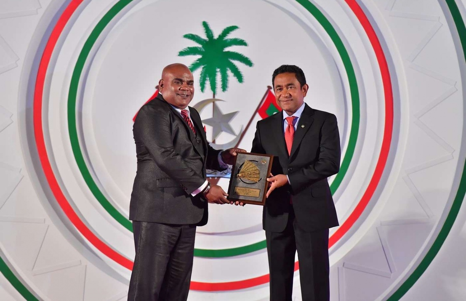 ކުޅިވަރުގެ ދާއިރާ އިން ހިތްވަރު ދިނުމުގެ ގައުމީ އިނާމް އިބްރާހިމް ރަޝީދު (ވ) އަށް ރައީސް ޔާމީން ދެއްވަނީ. --ފޮޓޯ: ރައީސް އޮފީސް