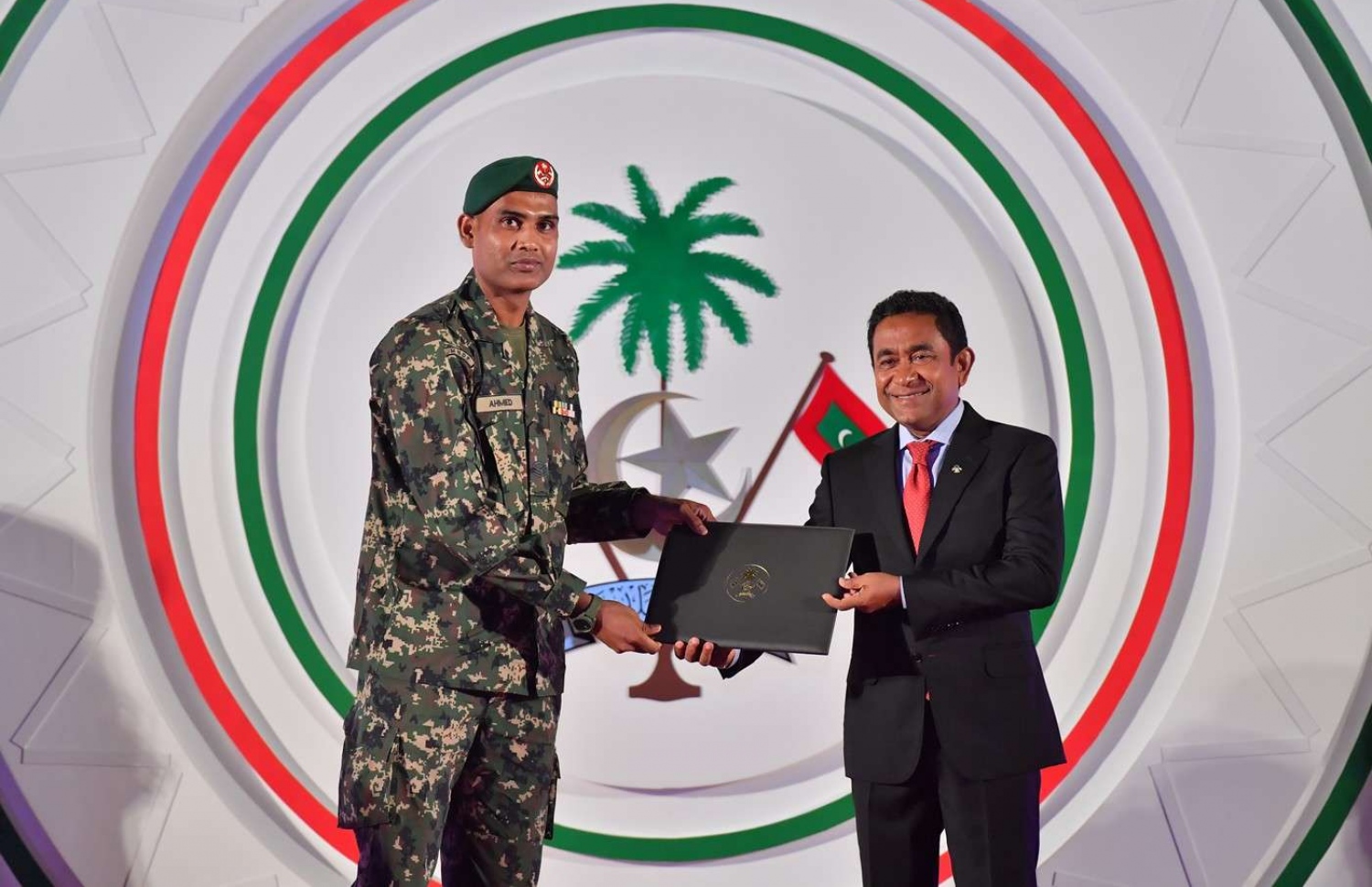 ކުޅިވަރުގެ ދާއިރާ އިން ހިތްވަރު ދިނުމުގެ ގައުމީ އިނާމް އަހުމަދު އަބްދުލްކަރީމް (ވ) އަށް ރައީސް ޔާމީން ދެއްވަނީ. --ފޮޓޯ: ރައީސް އޮފީސް