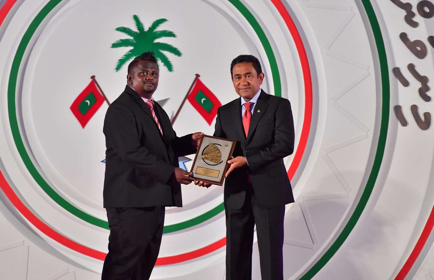 ކުޅިވަރުގެ ދާއިރާ އިން ހިތްވަރު ދިނުމުގެ ގައުމީ އިނާމް މޫސަ ނައުފަލް (ވ) އަށް ރައީސް ޔާމީން ދެއްވަނީ. --ފޮޓޯ: ރައީސް އޮފީސް